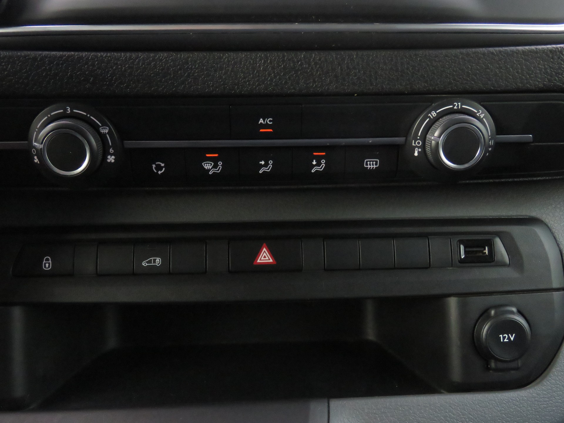 PEUGEOT Expert 2.0 BlueHDi 150 S&S Premium Standard-image-17