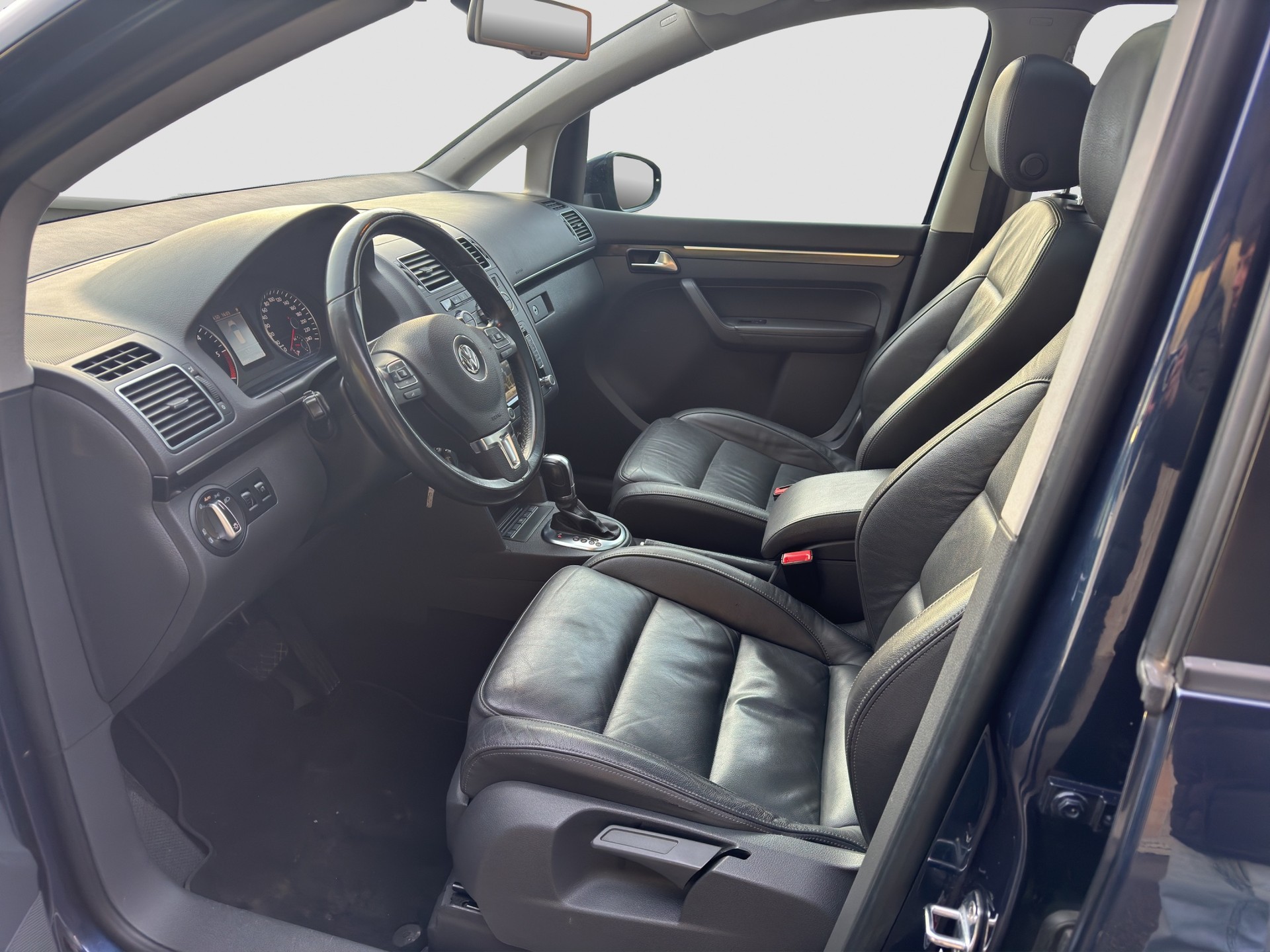 VW Touran 2.0 TDI Highline DSG-image-8