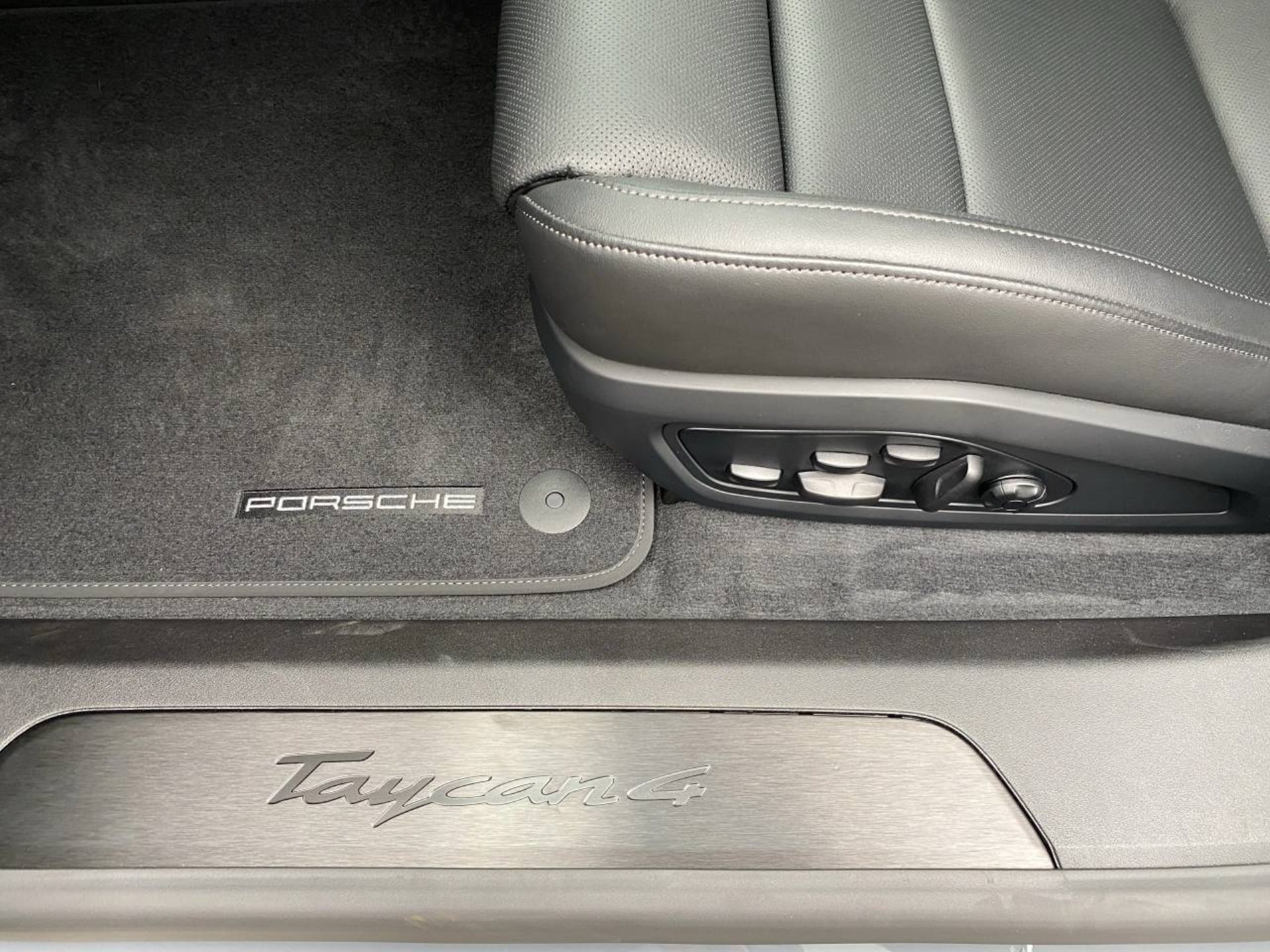 PORSCHE Taycan 4 Cross Turismo-image-19