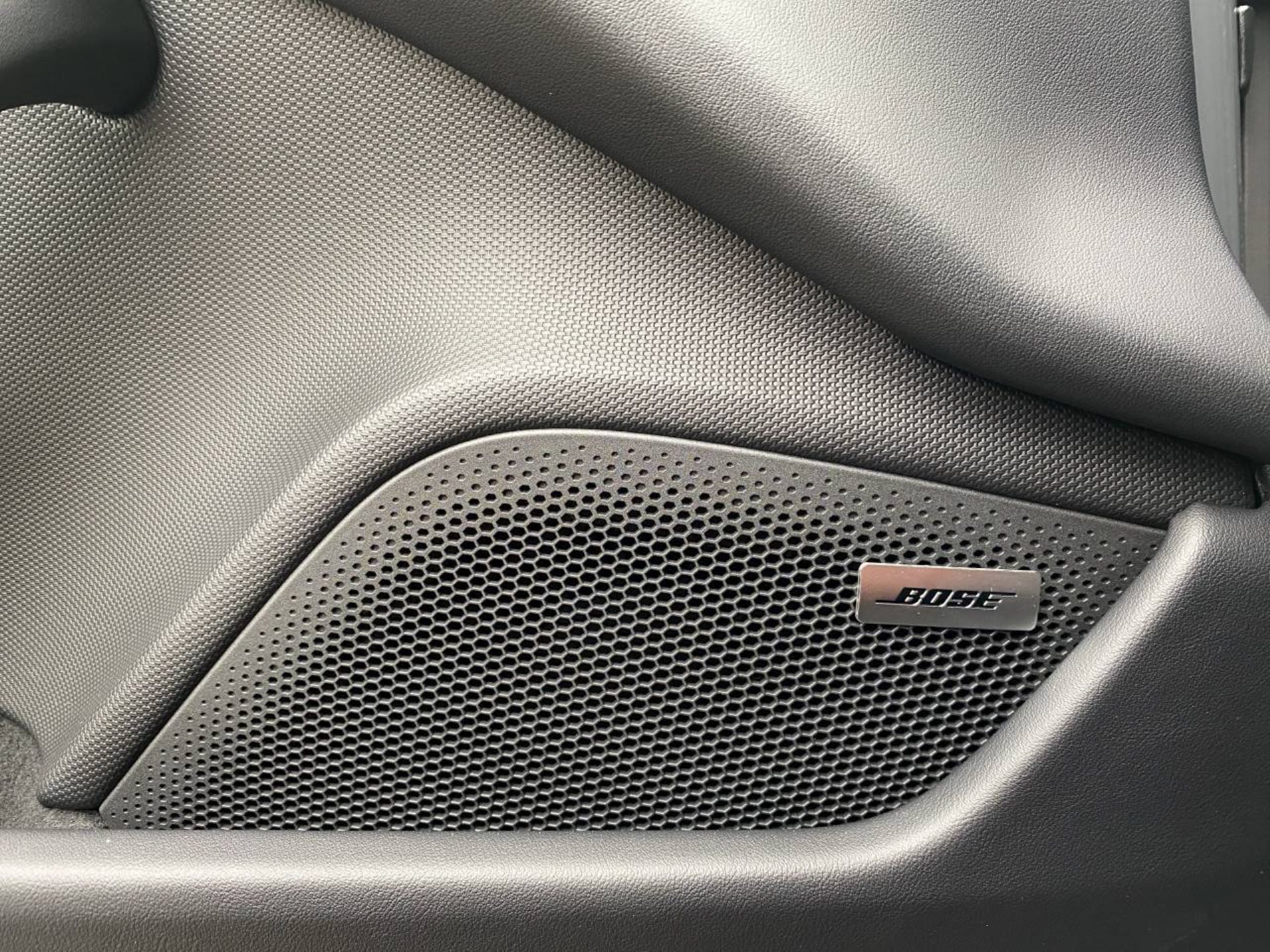 PORSCHE Taycan 4 Cross Turismo-image-18