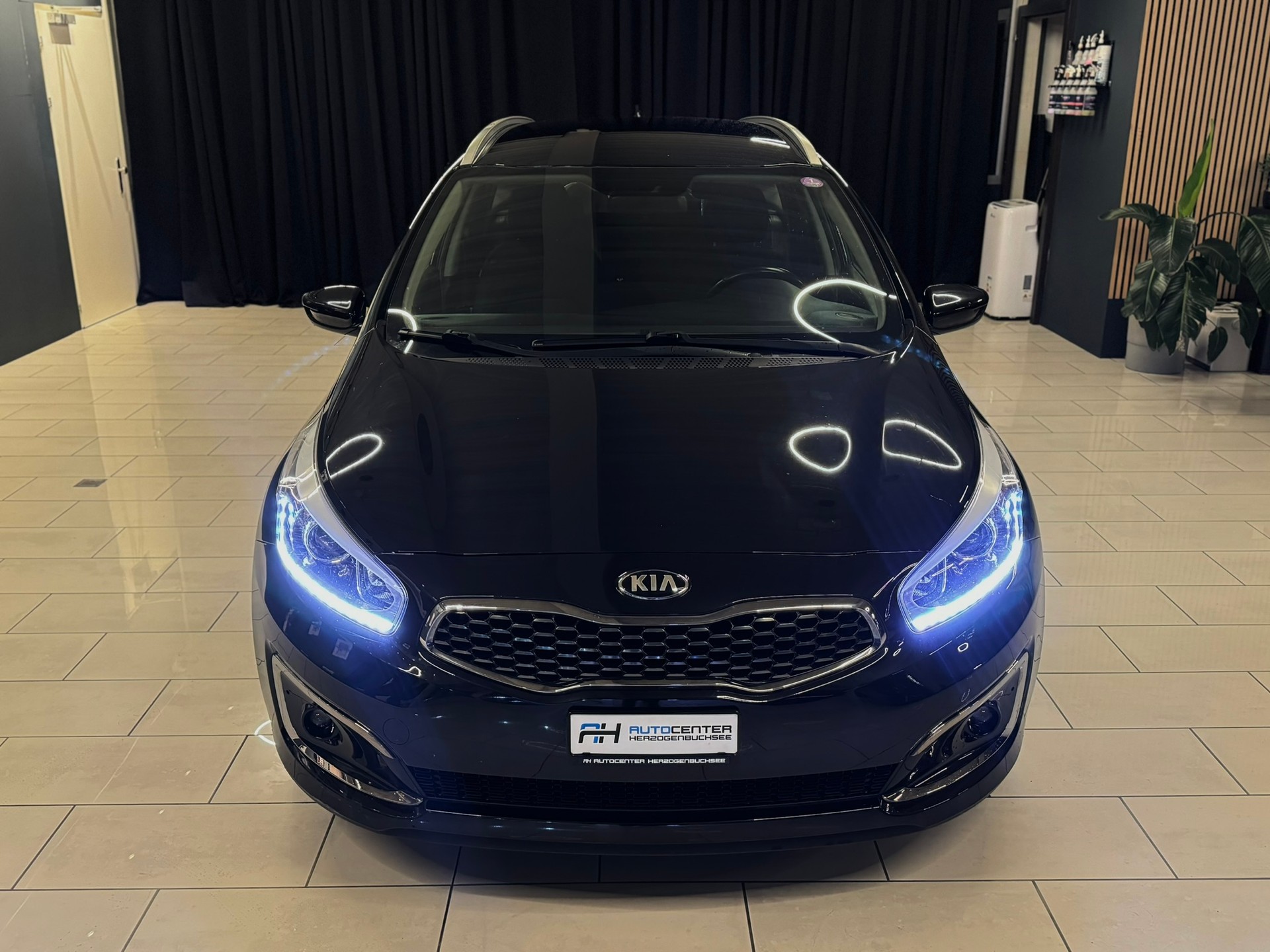 KIA Cee'd Sportswagon 1.6 GDi Trend DCT-image-1