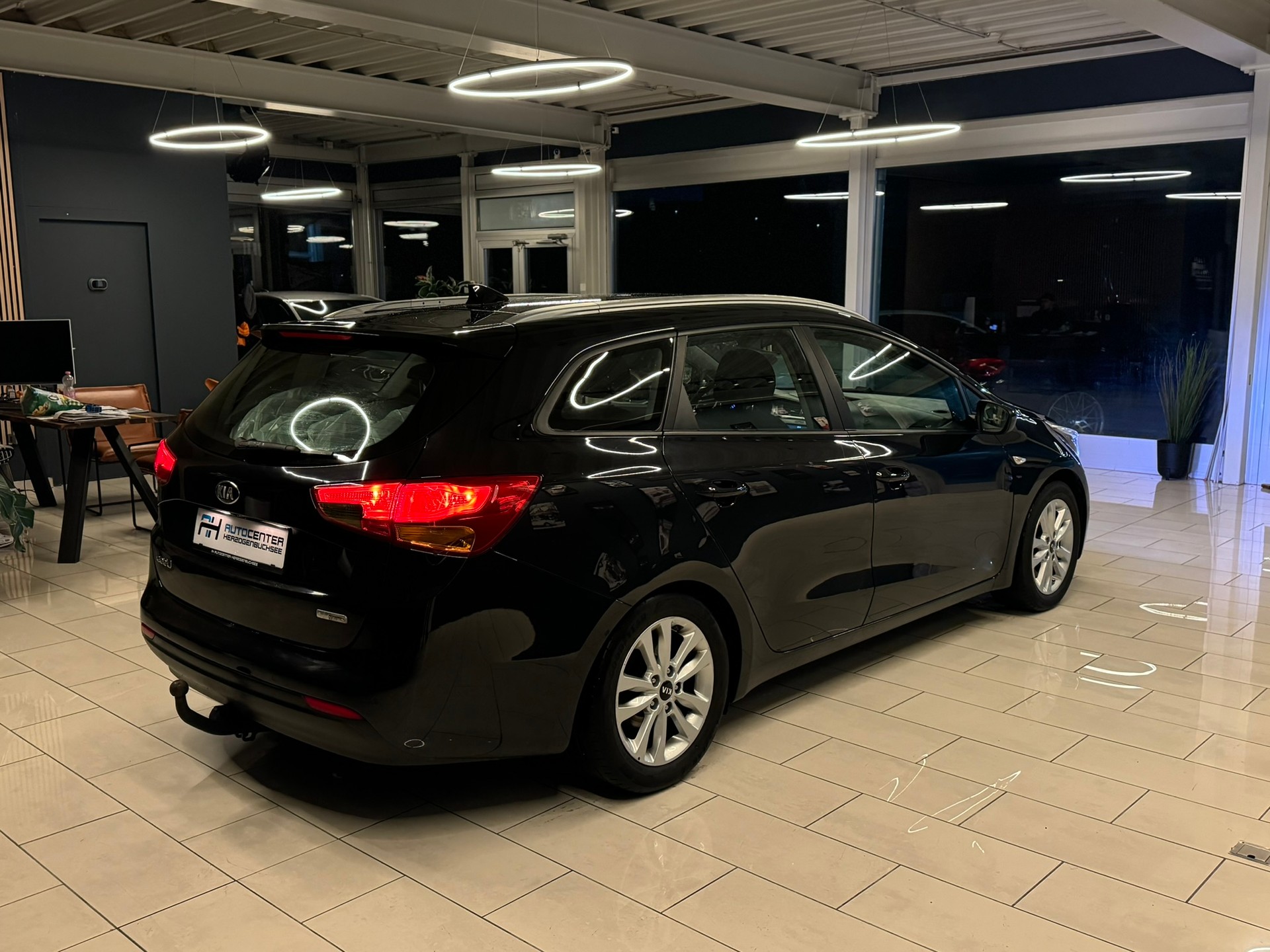 KIA Cee'd Sportswagon 1.6 GDi Trend DCT-image-6