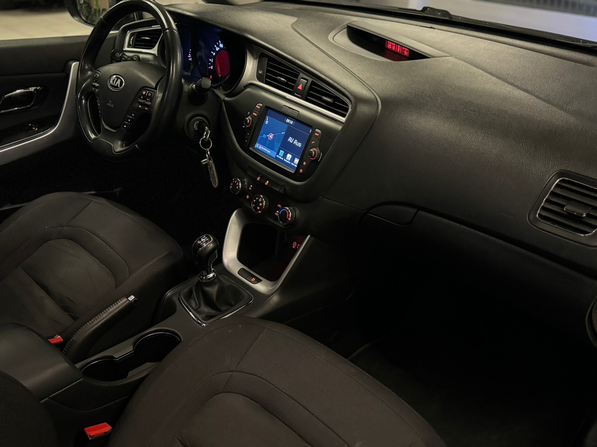 KIA Cee'd Sportswagon 1.6 GDi Trend DCT-image-9
