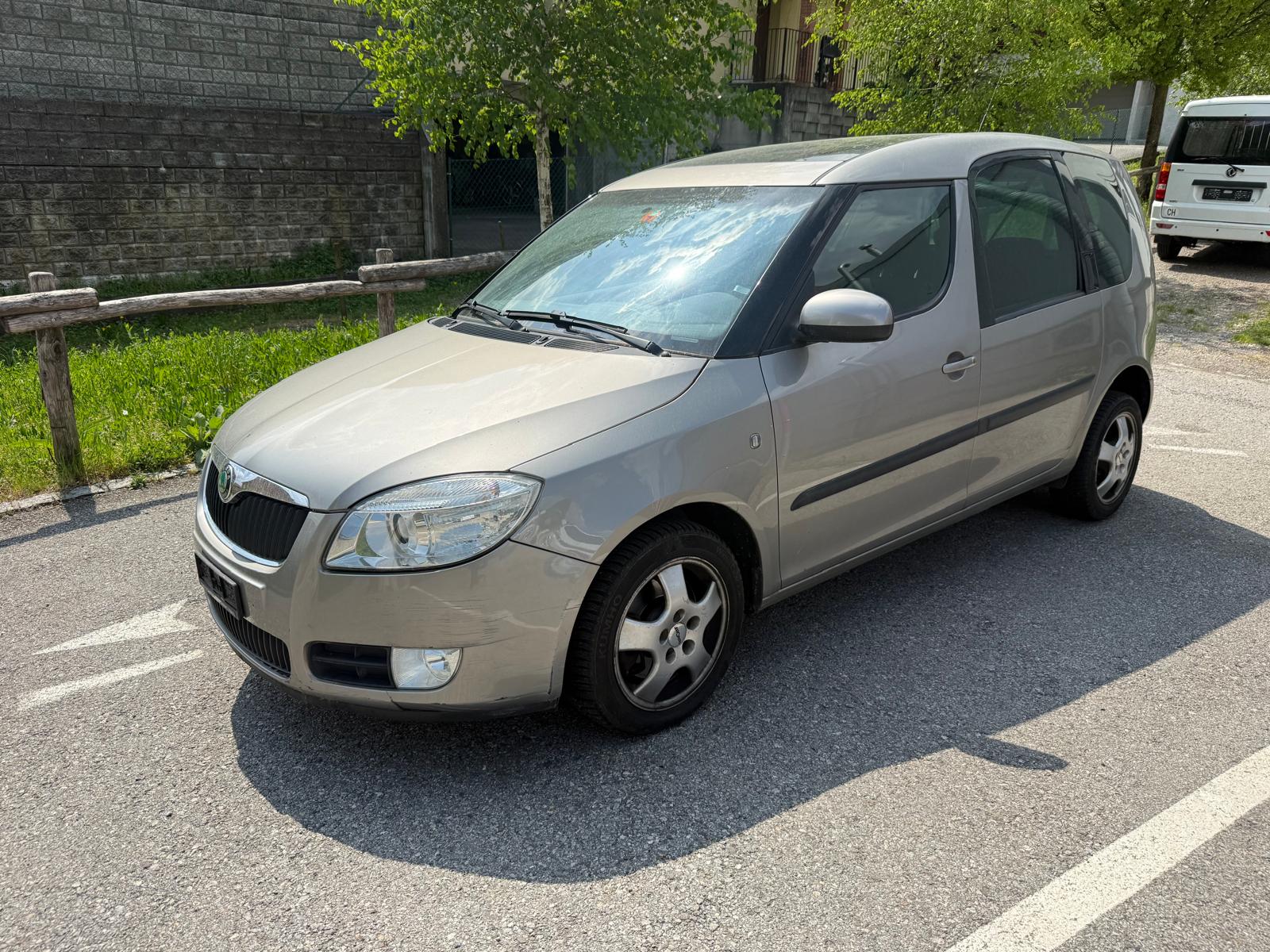 SKODA Roomster 1.6 Scout Automatic-image-0