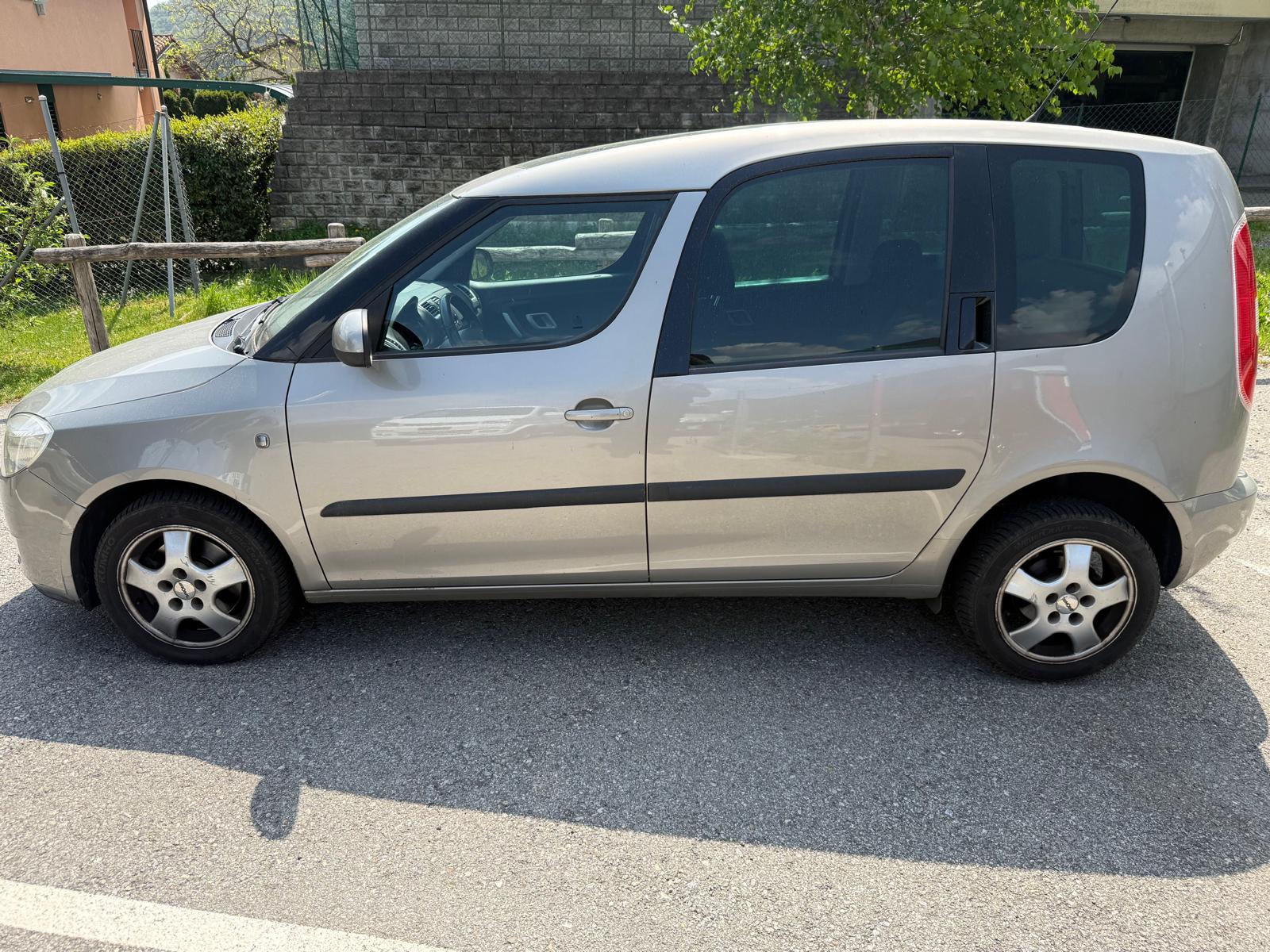 SKODA Roomster 1.6 Scout Automatic-image-6