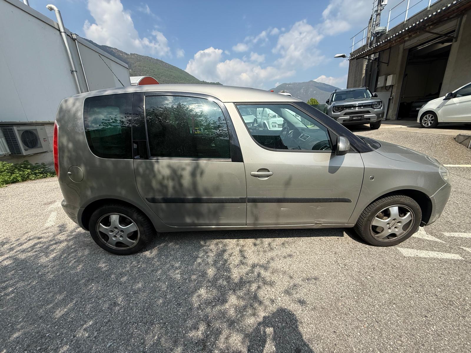 SKODA Roomster 1.6 Scout Automatic-image-3