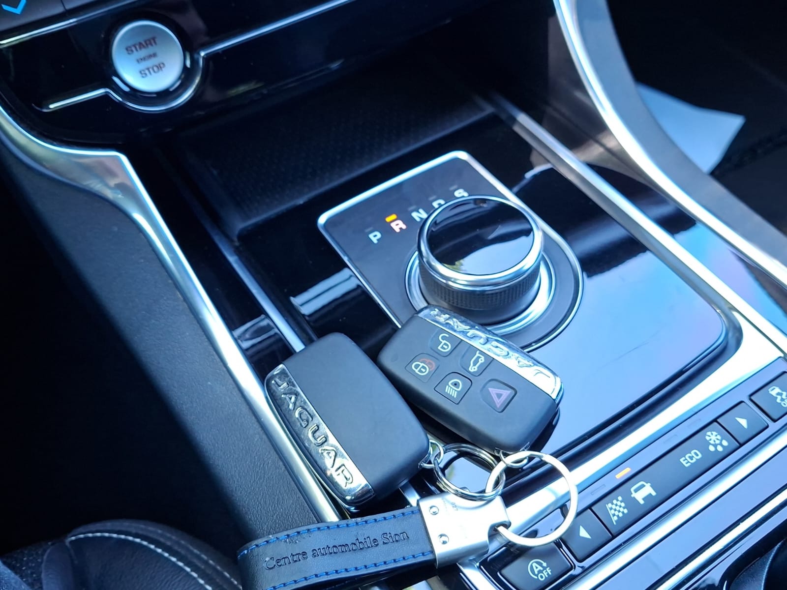 JAGUAR XF 30t R-Sport AWD-image-18