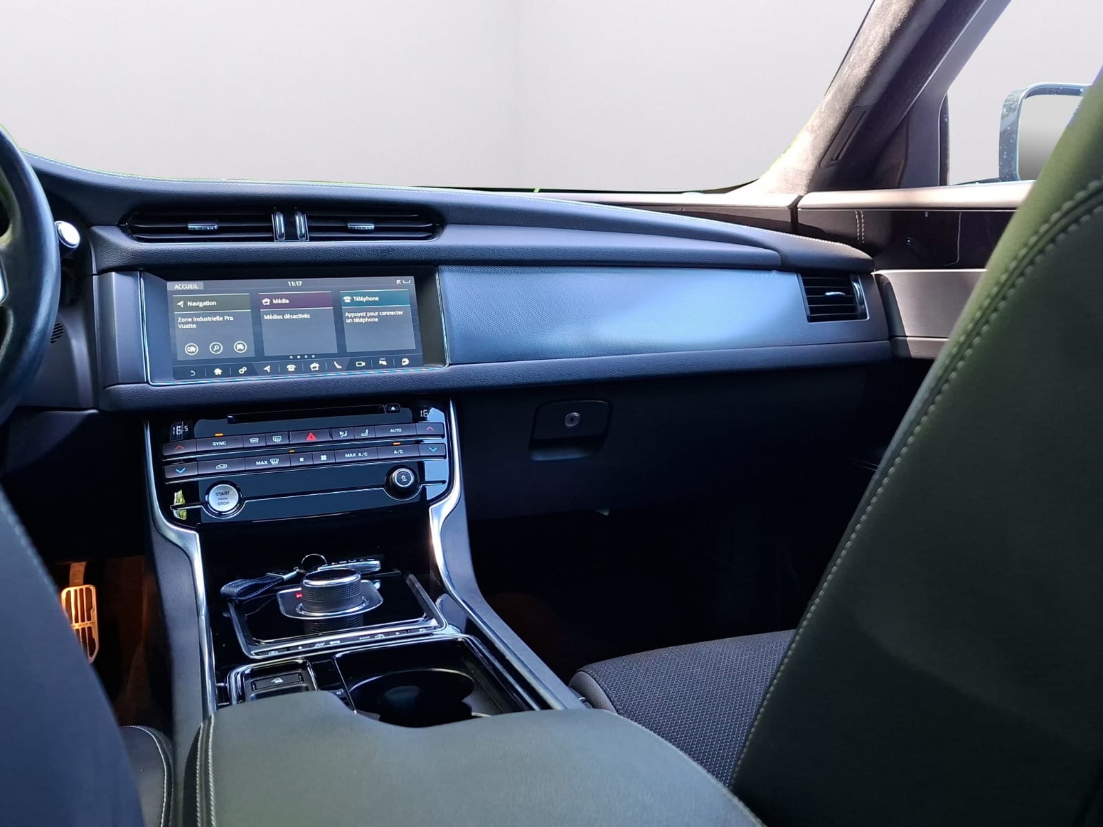 JAGUAR XF 30t R-Sport AWD-image-15