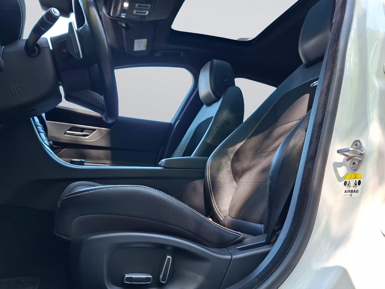 JAGUAR XF 30t R-Sport AWD-image-10