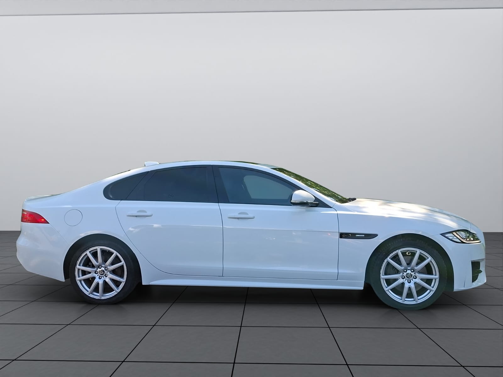 JAGUAR XF 30t R-Sport AWD-image-8