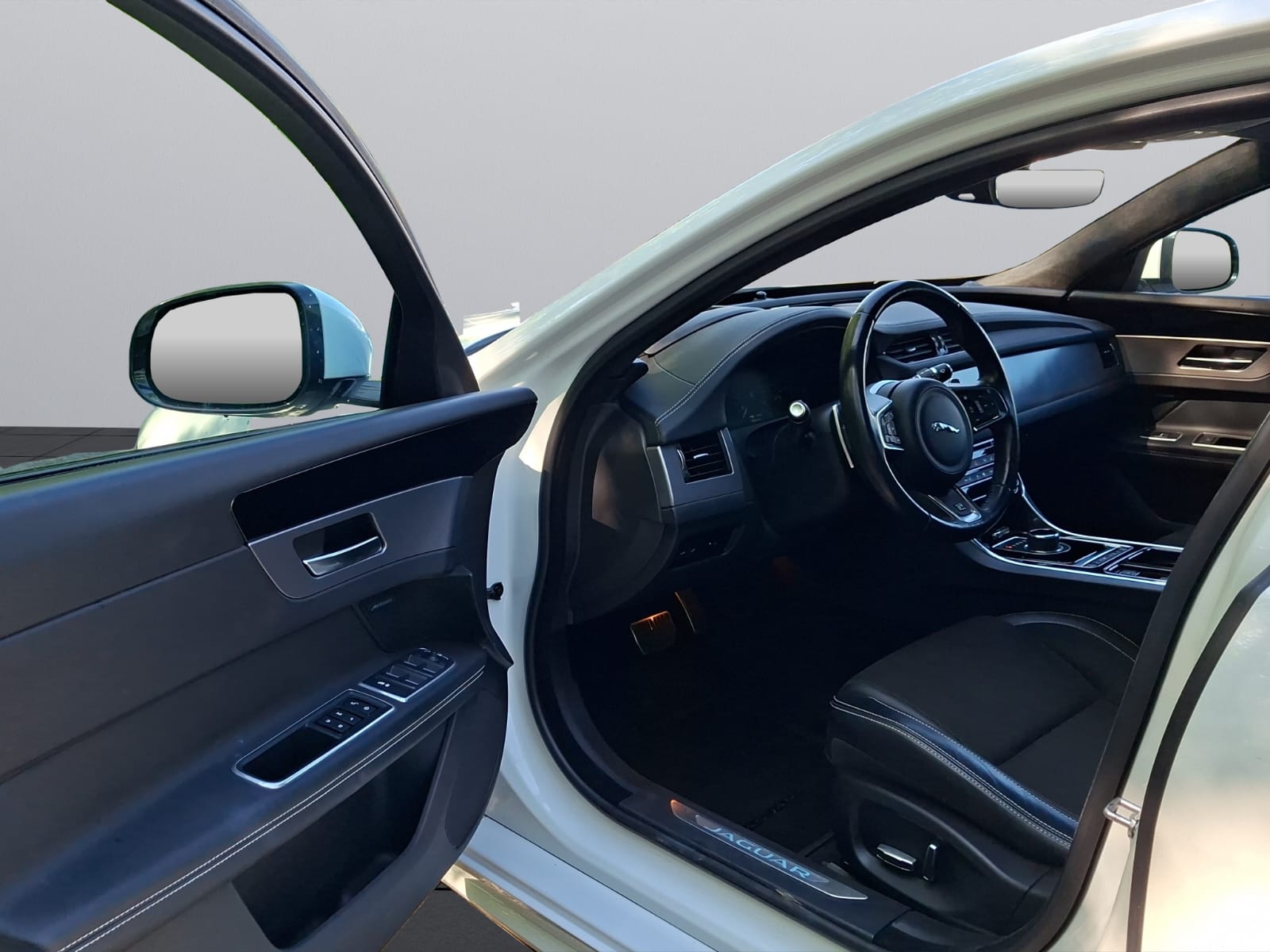 JAGUAR XF 30t R-Sport AWD-image-11