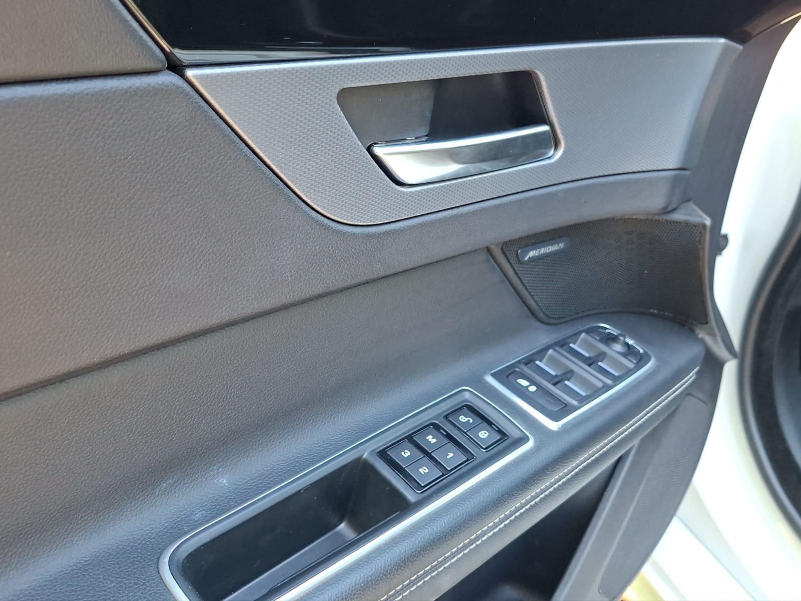 JAGUAR XF 30t R-Sport AWD-image-12