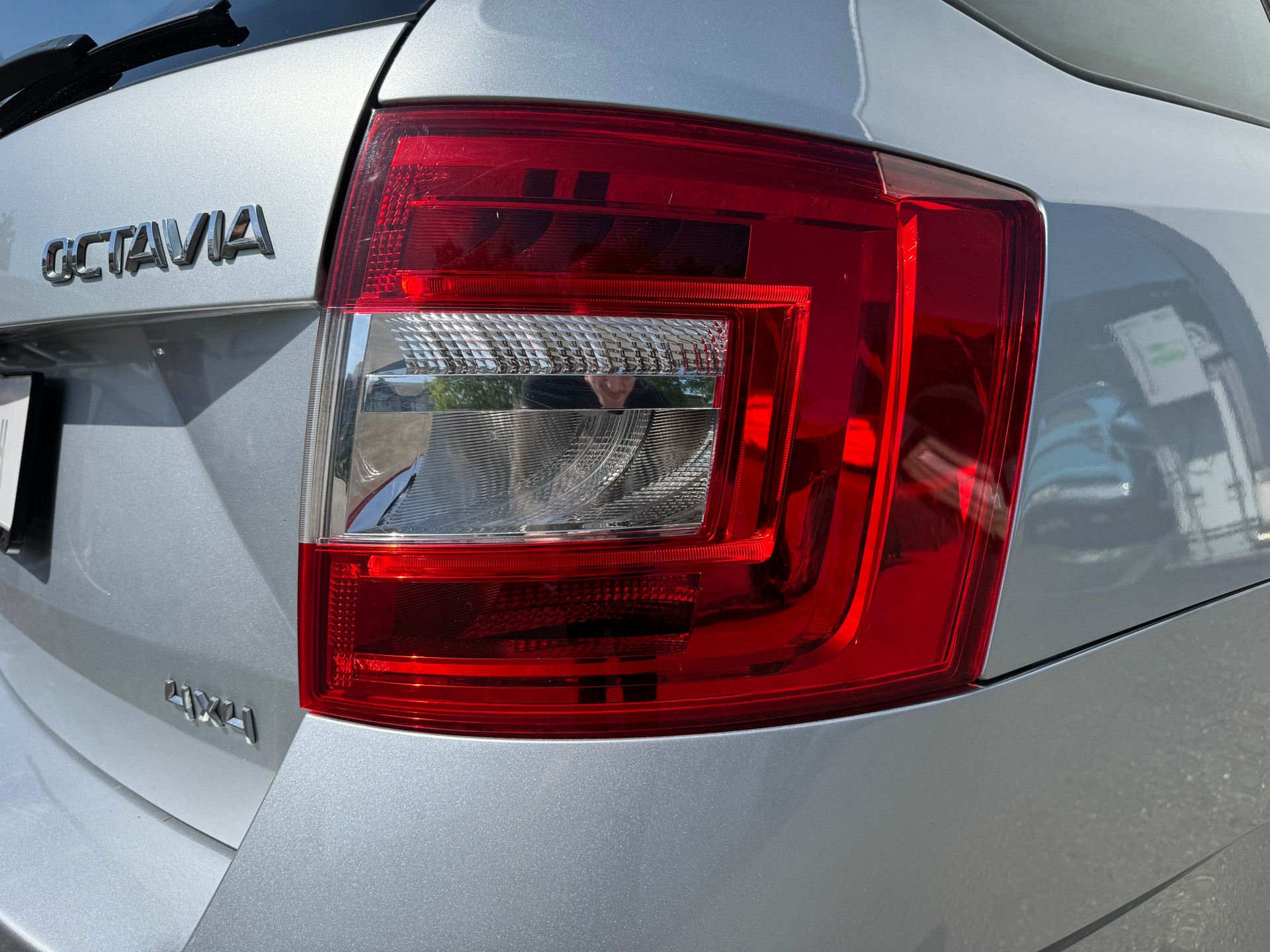 SKODA Octavia Combi 2.0 TDI Ambition 4x4-image-11