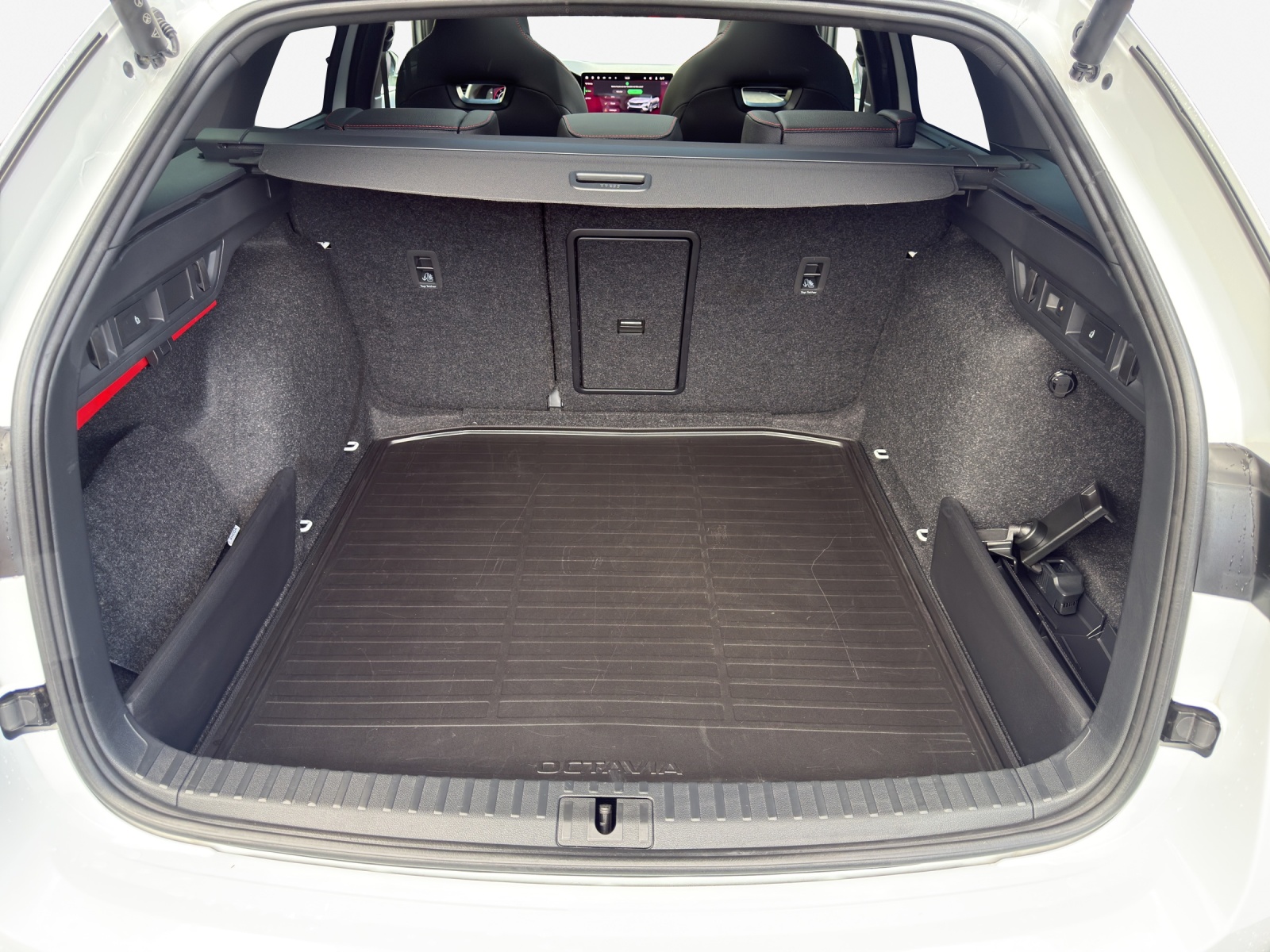 SKODA Octavia Combi 2.0 TSI DSG RS-image-12
