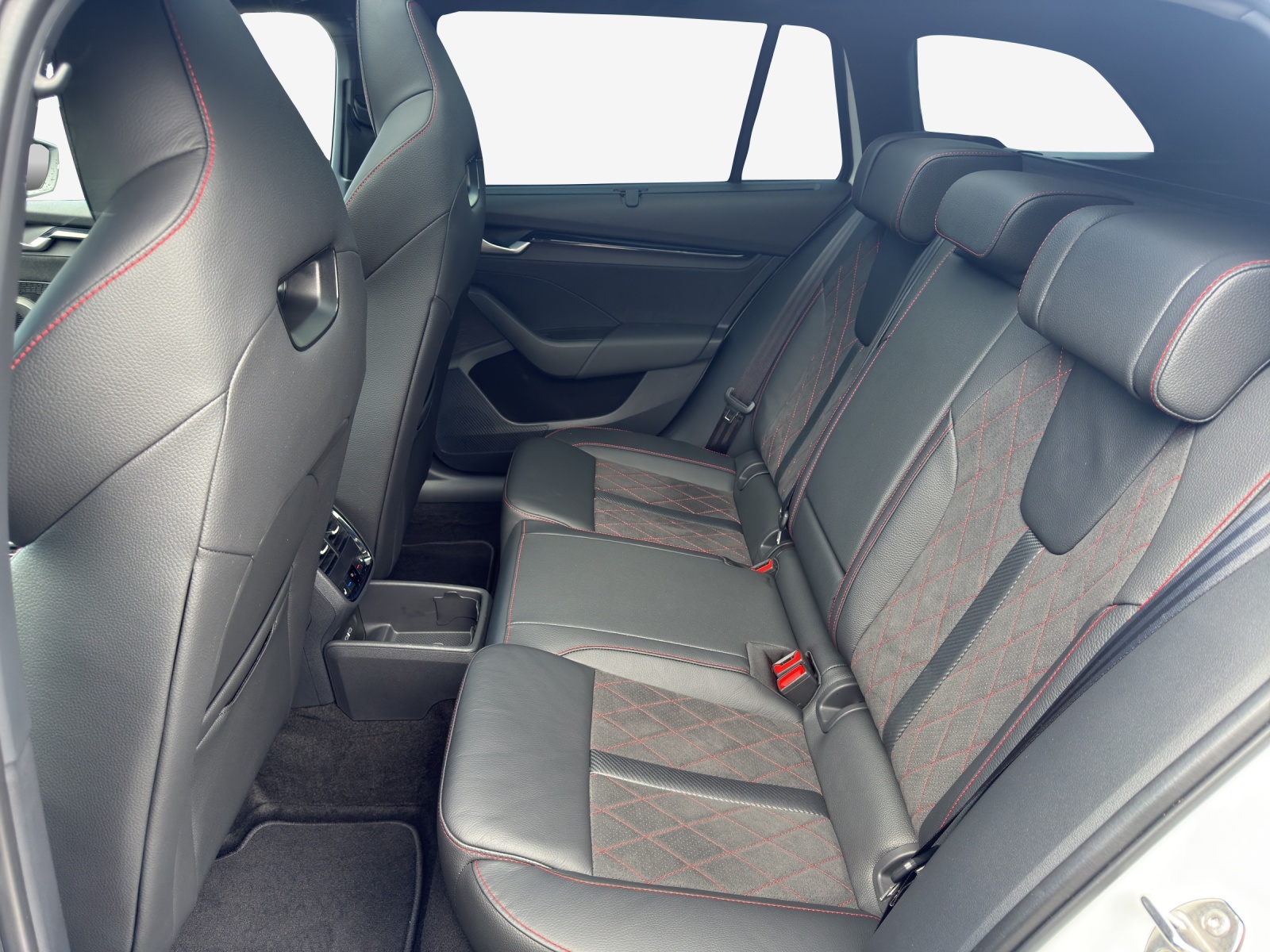 SKODA Octavia Combi 2.0 TSI DSG RS-image-11