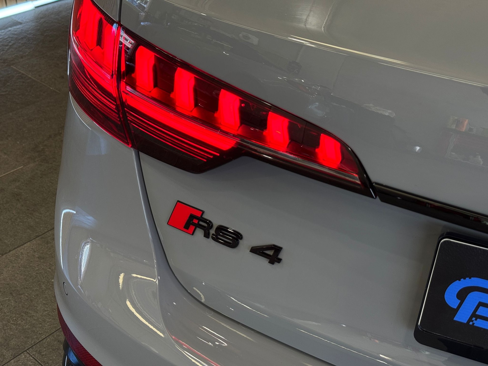 AUDI RS4 Avant quattro tiptronic-image-5