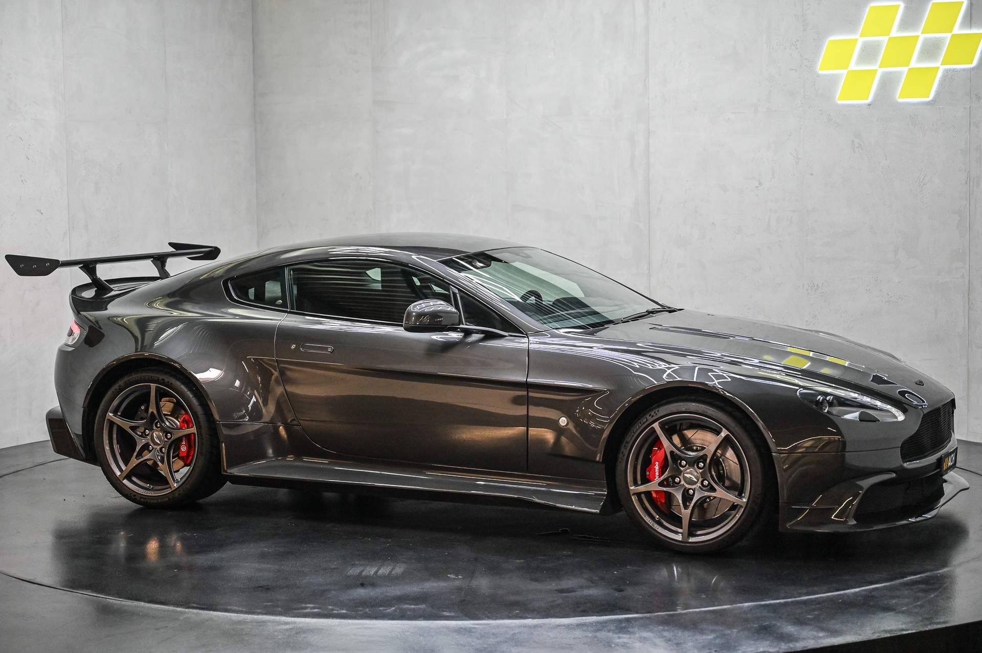 ASTON MARTIN V8 Vantage Coupé 4.7 GT8-image-11