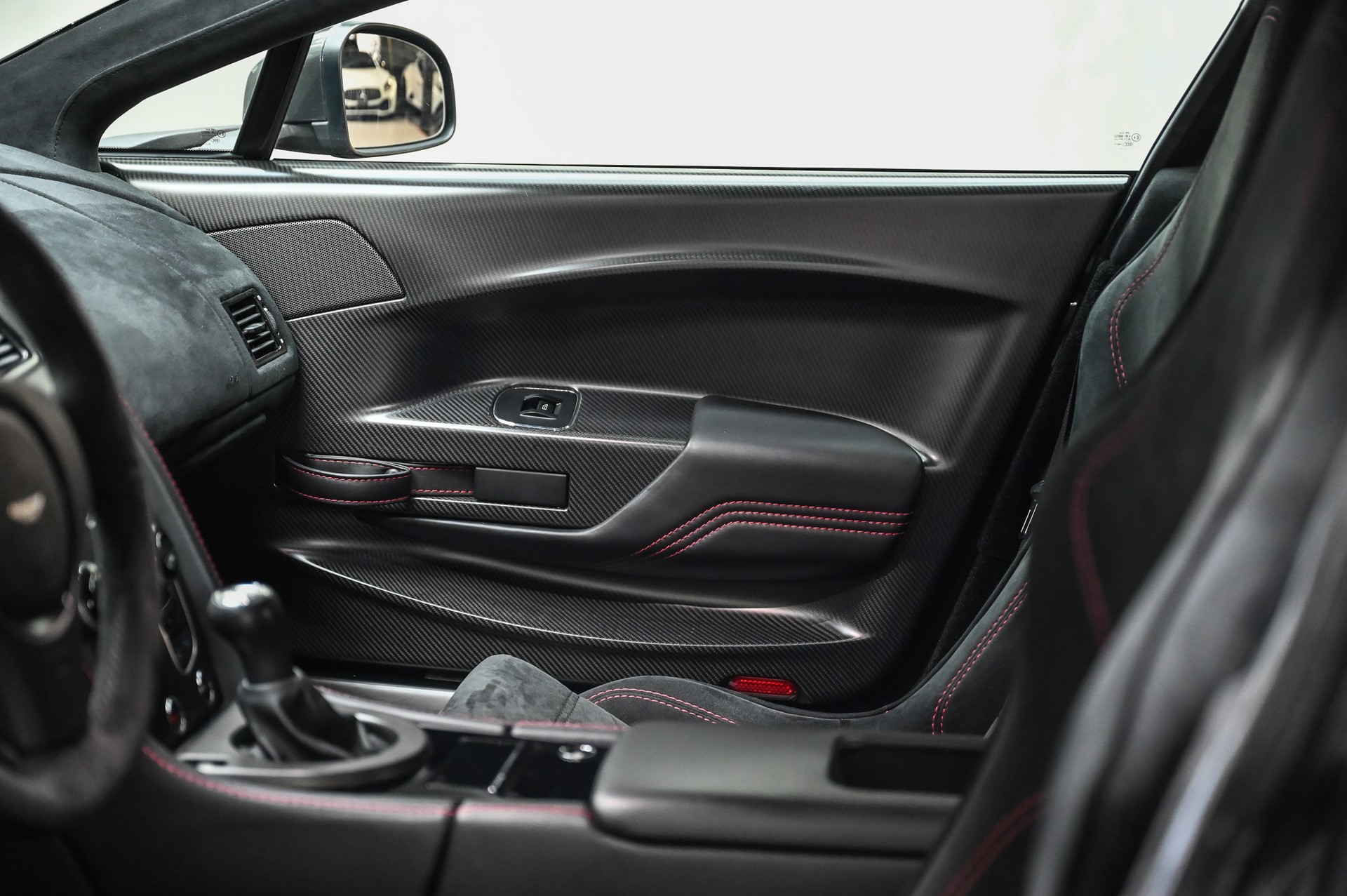 ASTON MARTIN V8 Vantage Coupé 4.7 GT8-image-35