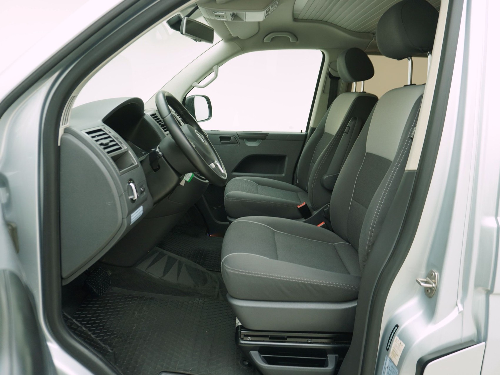 VW T5 California 3000 2.0 TDI DSG Beach-image-8