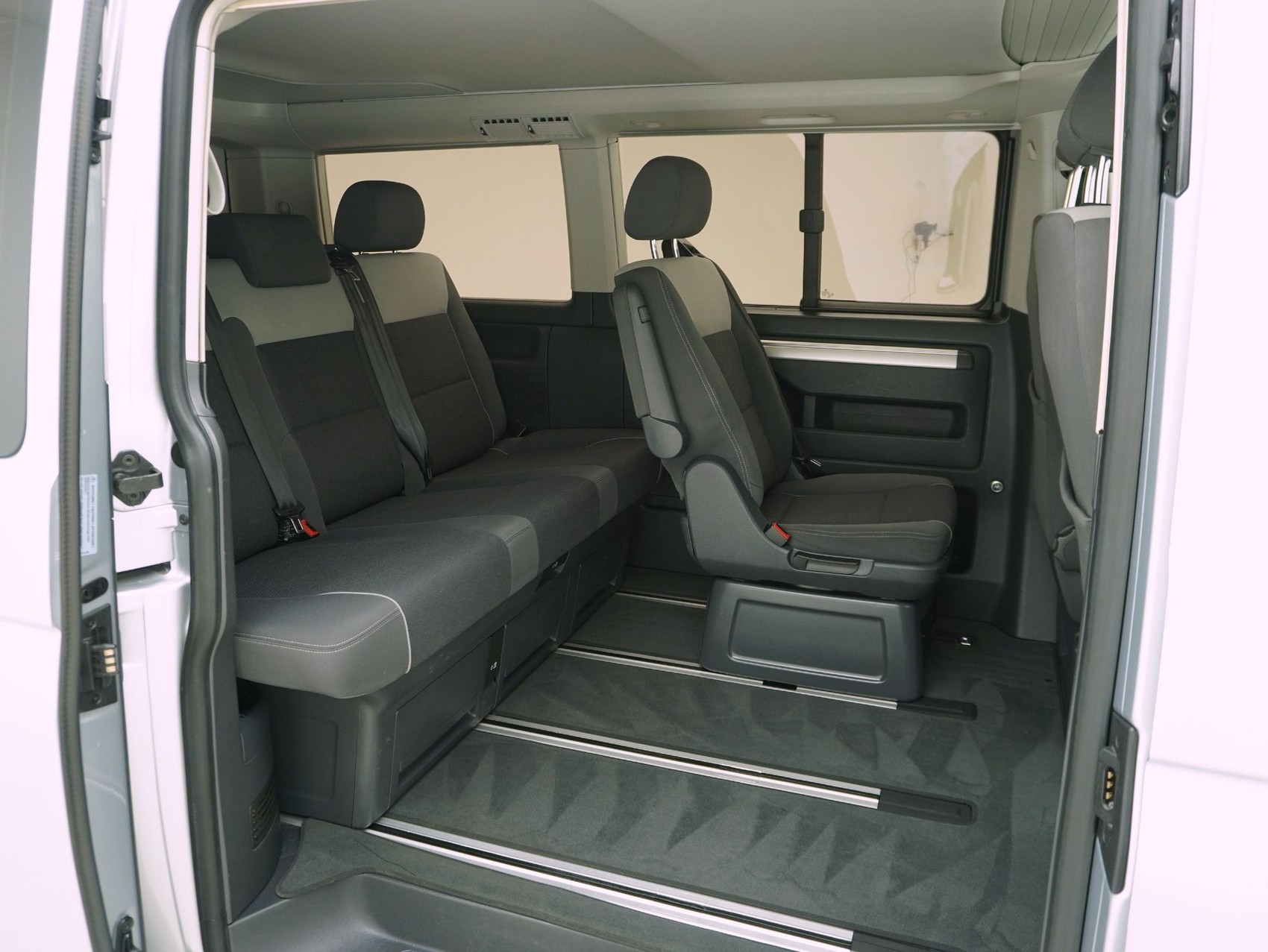 VW T5 California 3000 2.0 TDI DSG Beach-image-11