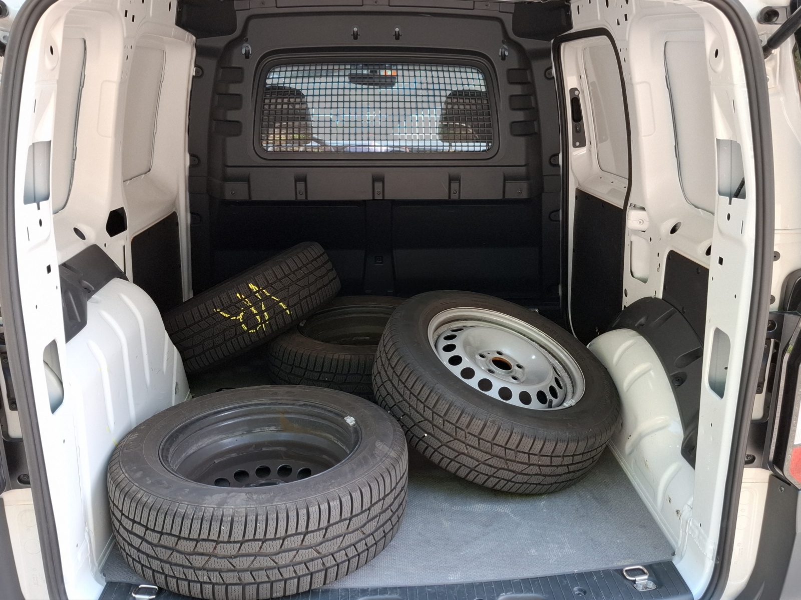 VW Caddy Cargo 2.0TDI 4Motion-image-12