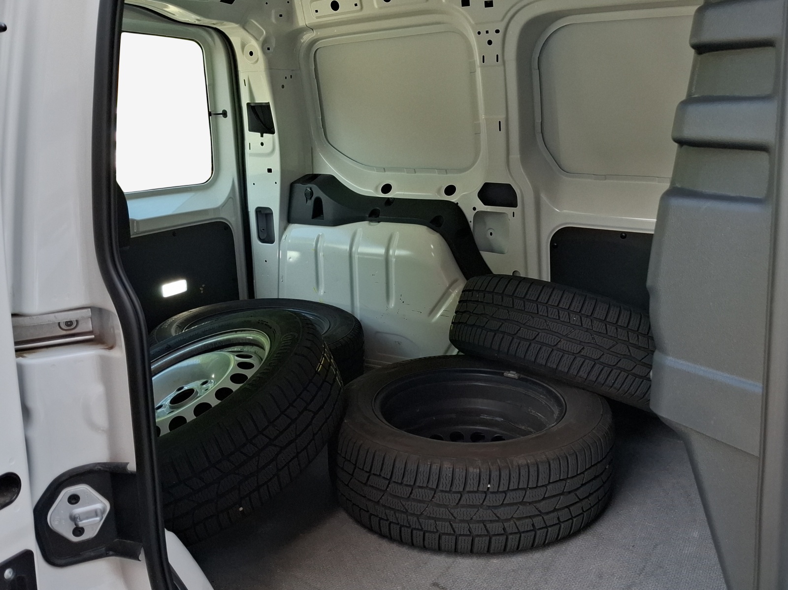 VW Caddy Cargo 2.0TDI 4Motion-image-11