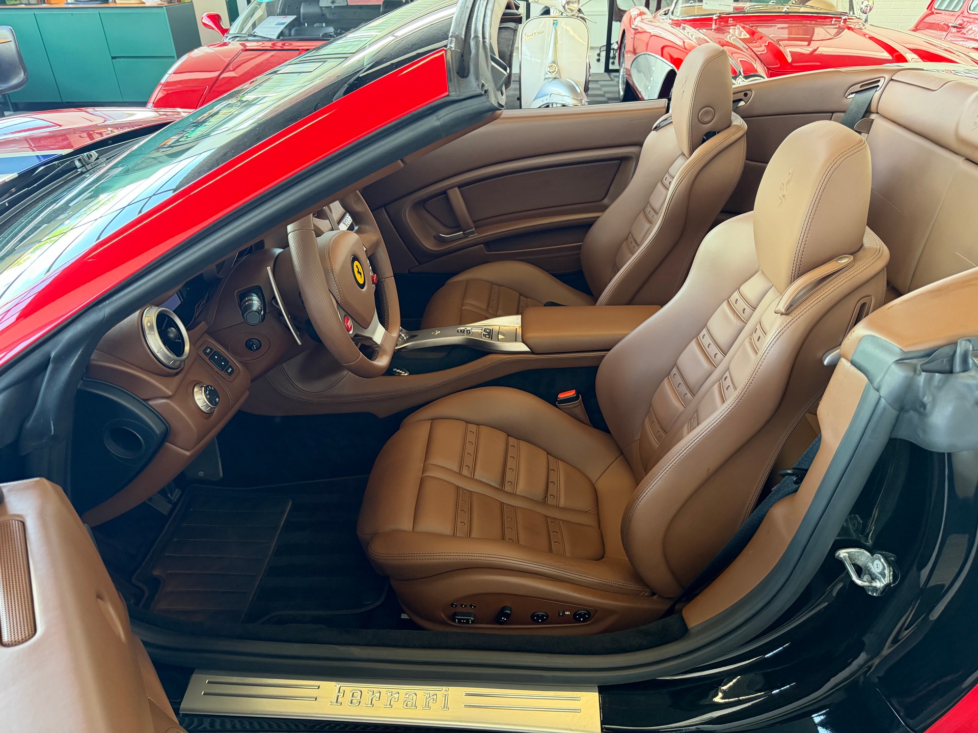 FERRARI California 4.3 V8 460 PS-image-12