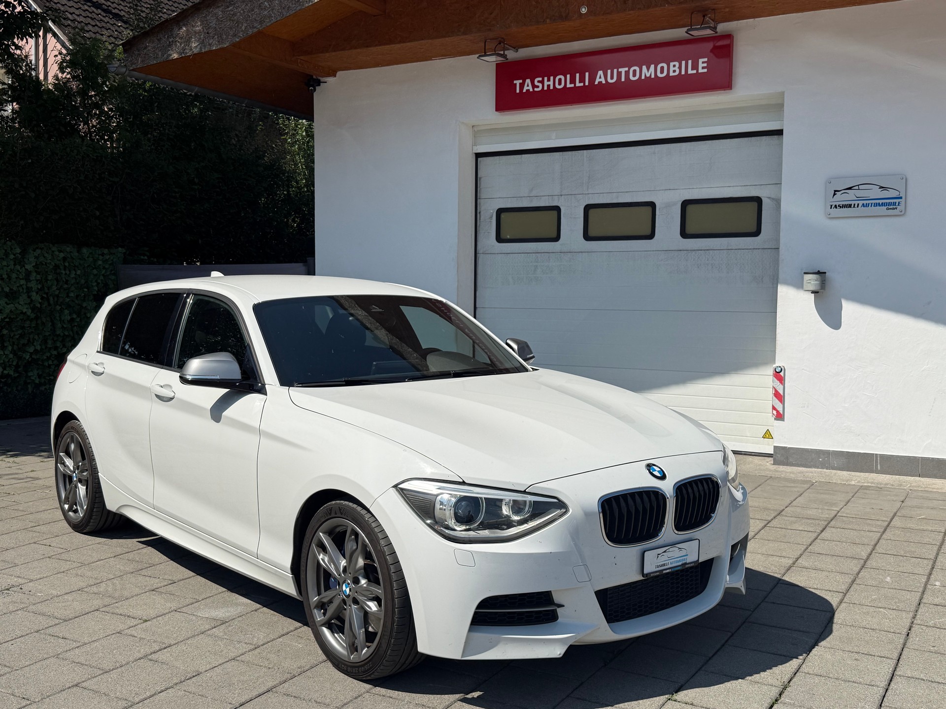 BMW M135i xDrive Steptronic-image-0