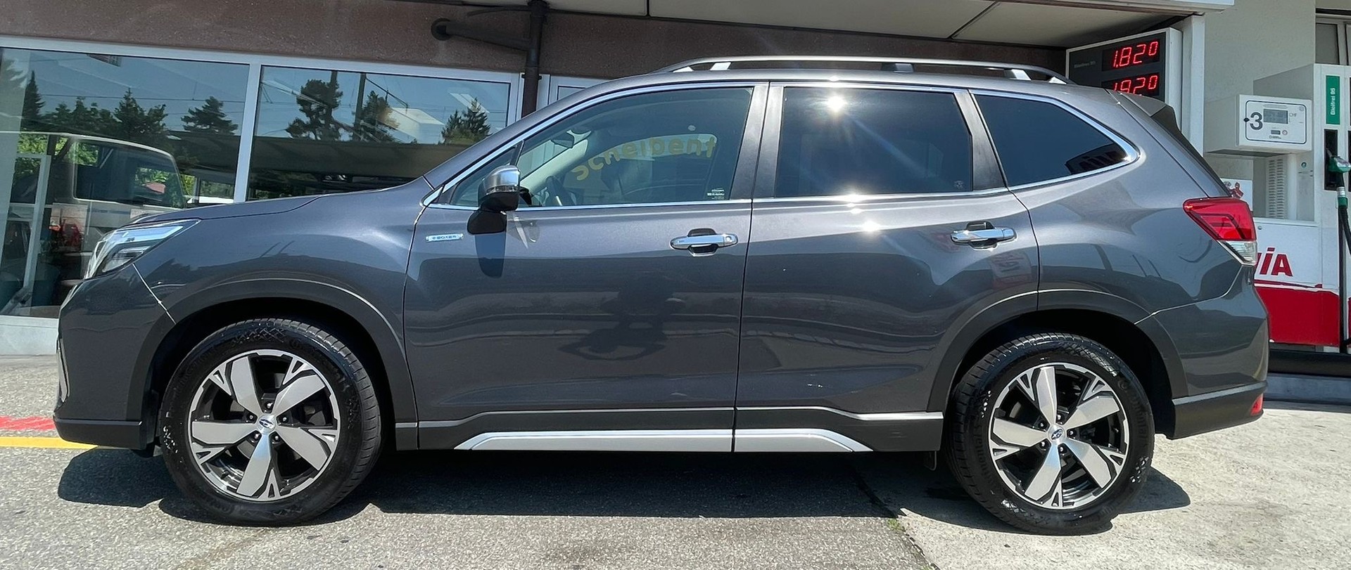 SUBARU Forester 2.0i e-Boxer Luxury AWD CH 1. Hand AHK Top Ausstattung-image-0
