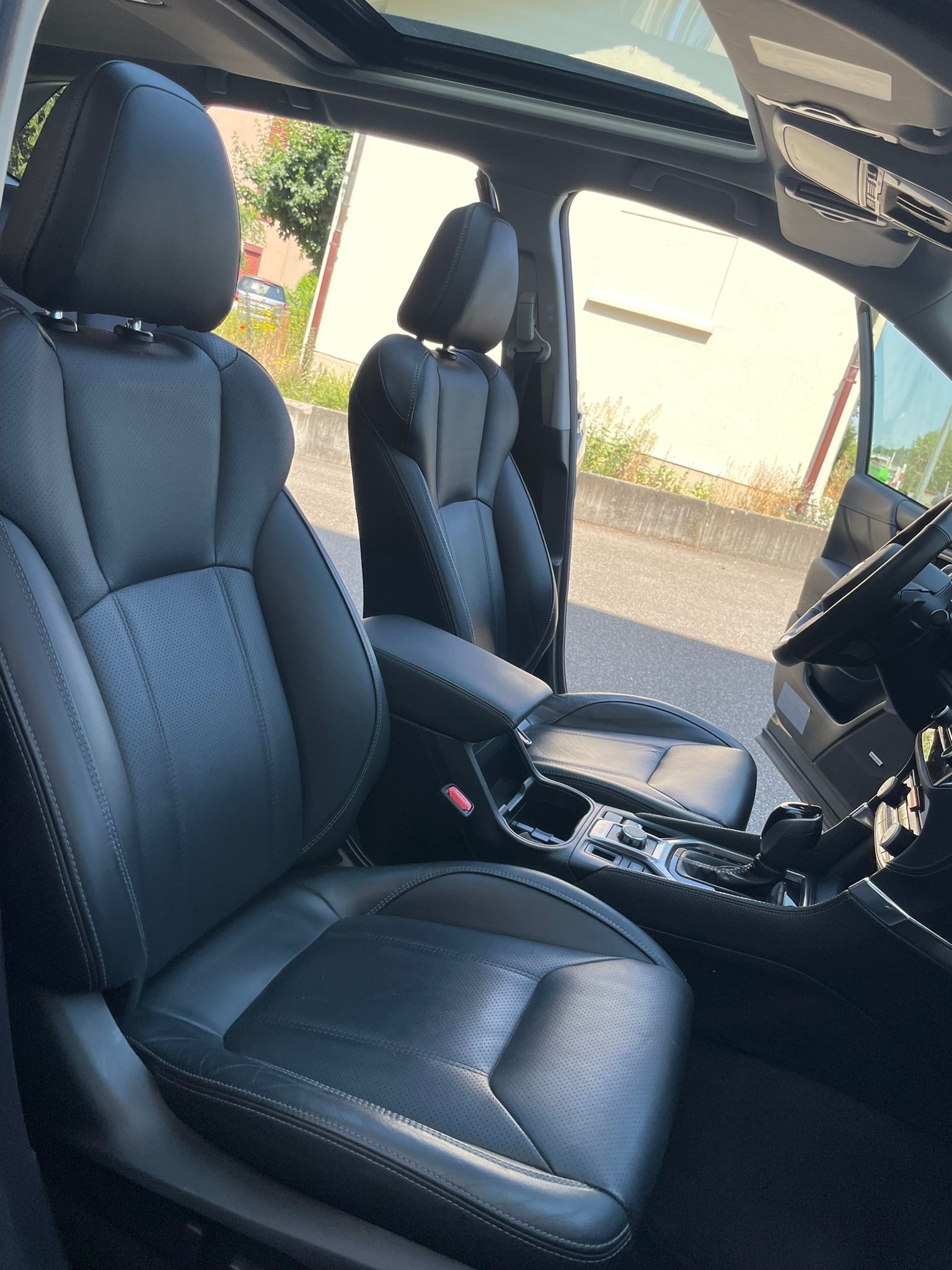SUBARU Forester 2.0i e-Boxer Luxury AWD CH 1. Hand AHK Top Ausstattung-image-13