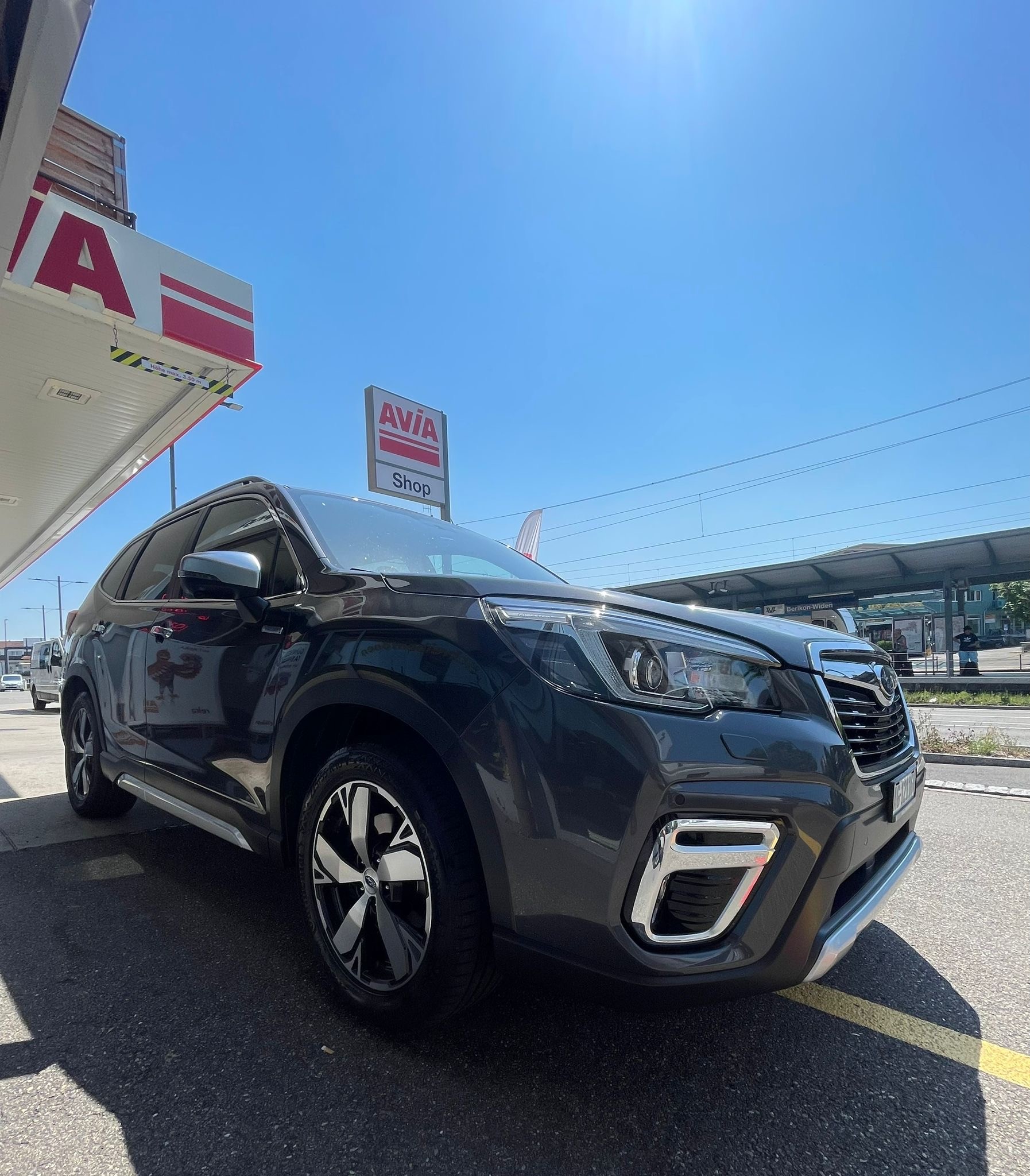SUBARU Forester 2.0i e-Boxer Luxury AWD CH 1. Hand AHK Top Ausstattung-image-1