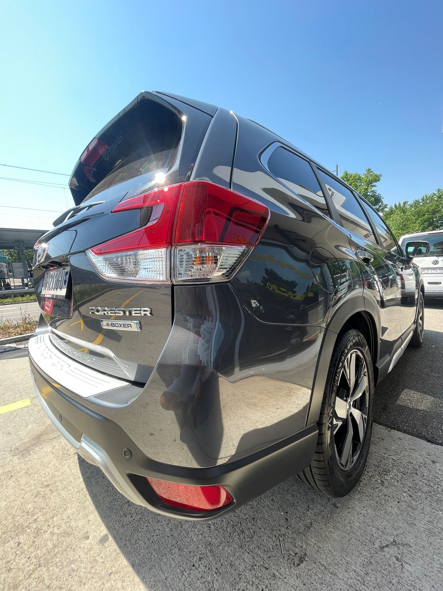 SUBARU Forester 2.0i e-Boxer Luxury AWD CH 1. Hand AHK Top Ausstattung-image-2