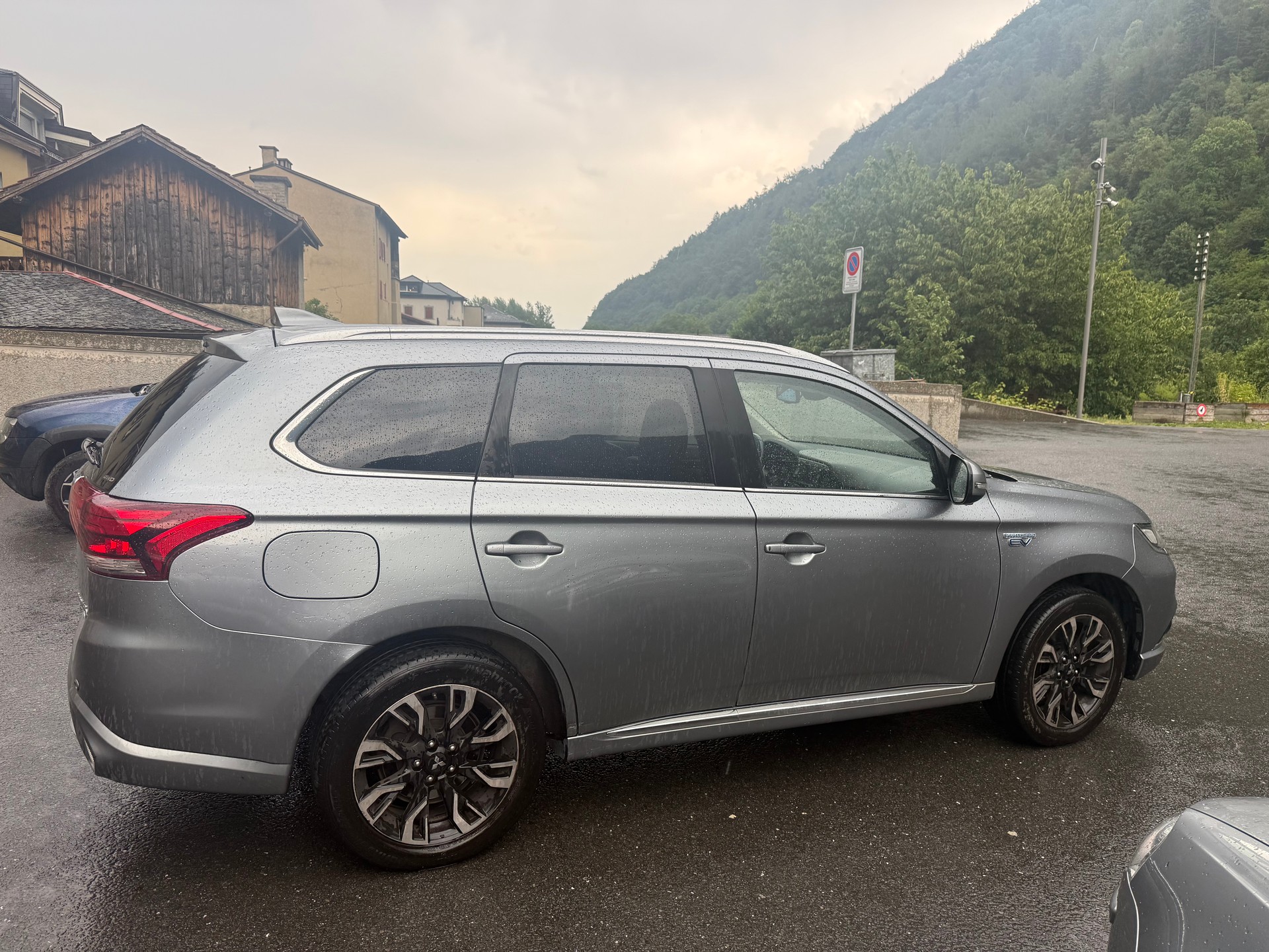 MITSUBISHI Outlander 2.0 PHEV Diamond 4WD Automatic-image-4