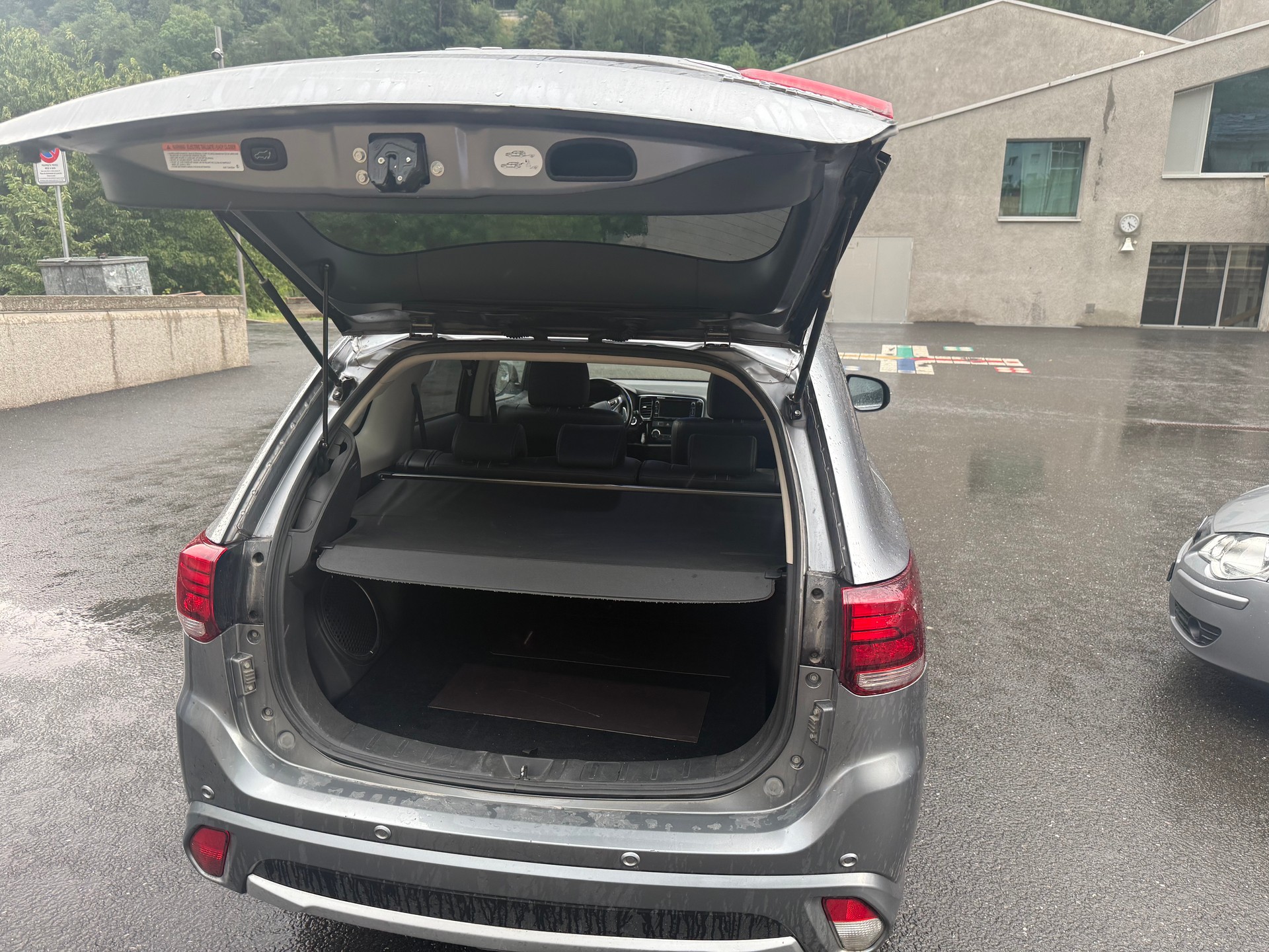 MITSUBISHI Outlander 2.0 PHEV Diamond 4WD Automatic-image-12