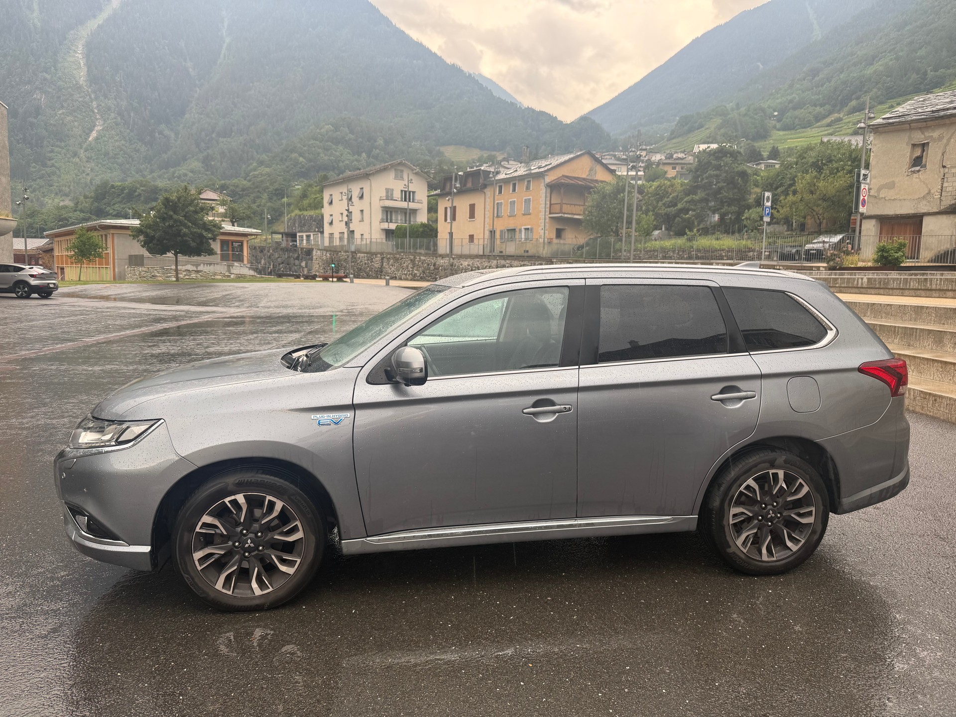 MITSUBISHI Outlander 2.0 PHEV Diamond 4WD Automatic-image-3