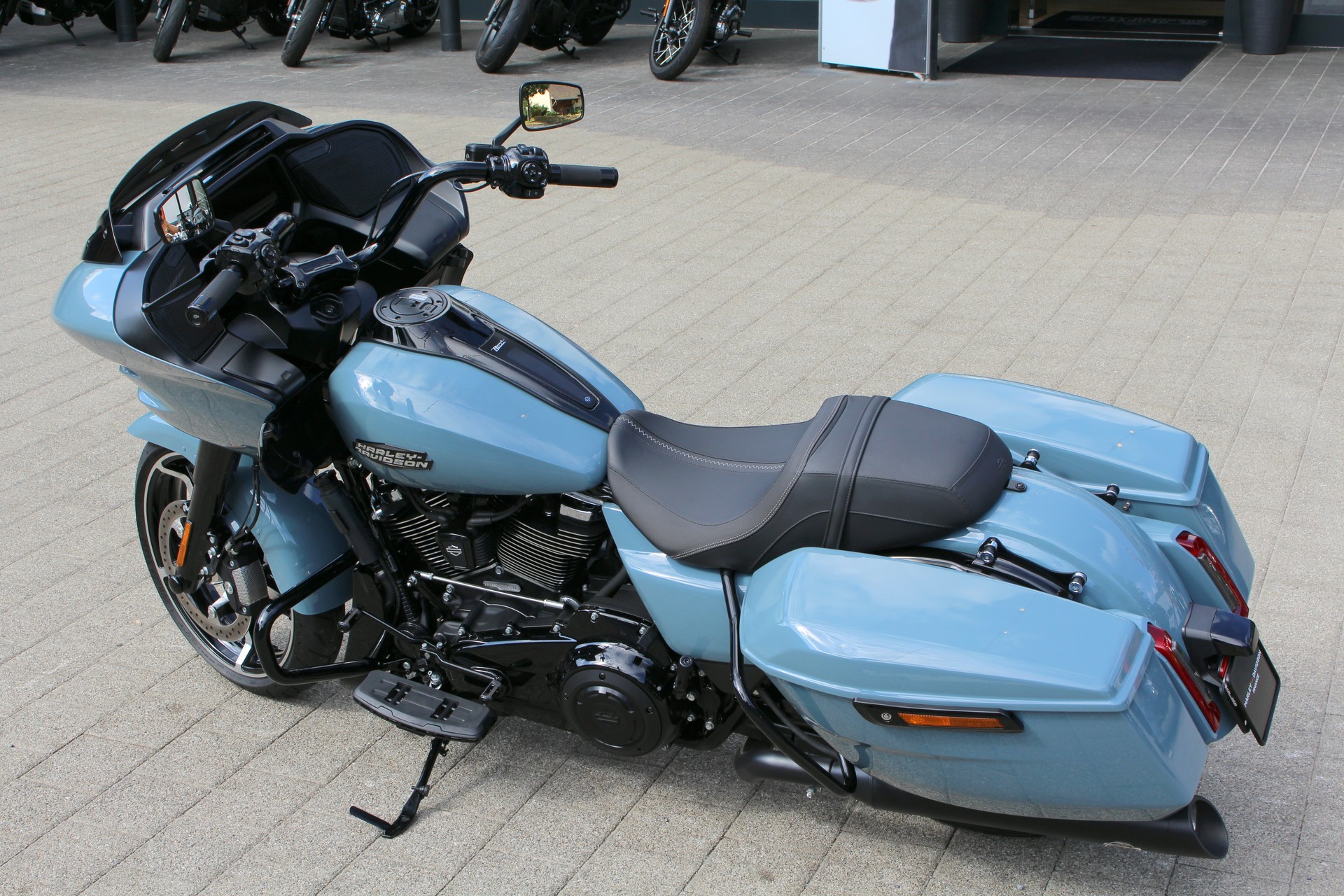 HARLEY-DAVIDSON FLTRX Road Glide Black Finish 117-showroom-element-3