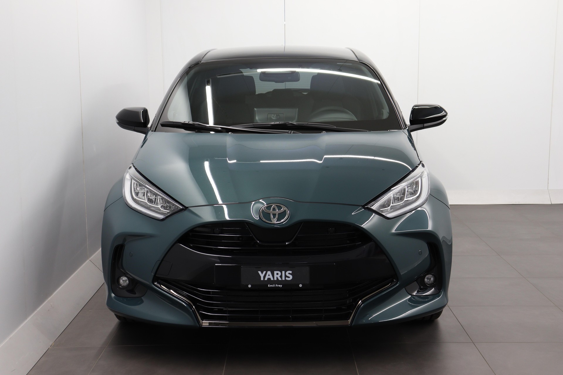 TOYOTA Yaris 1.5 VVT-i HSD Premium-showroom-element-1