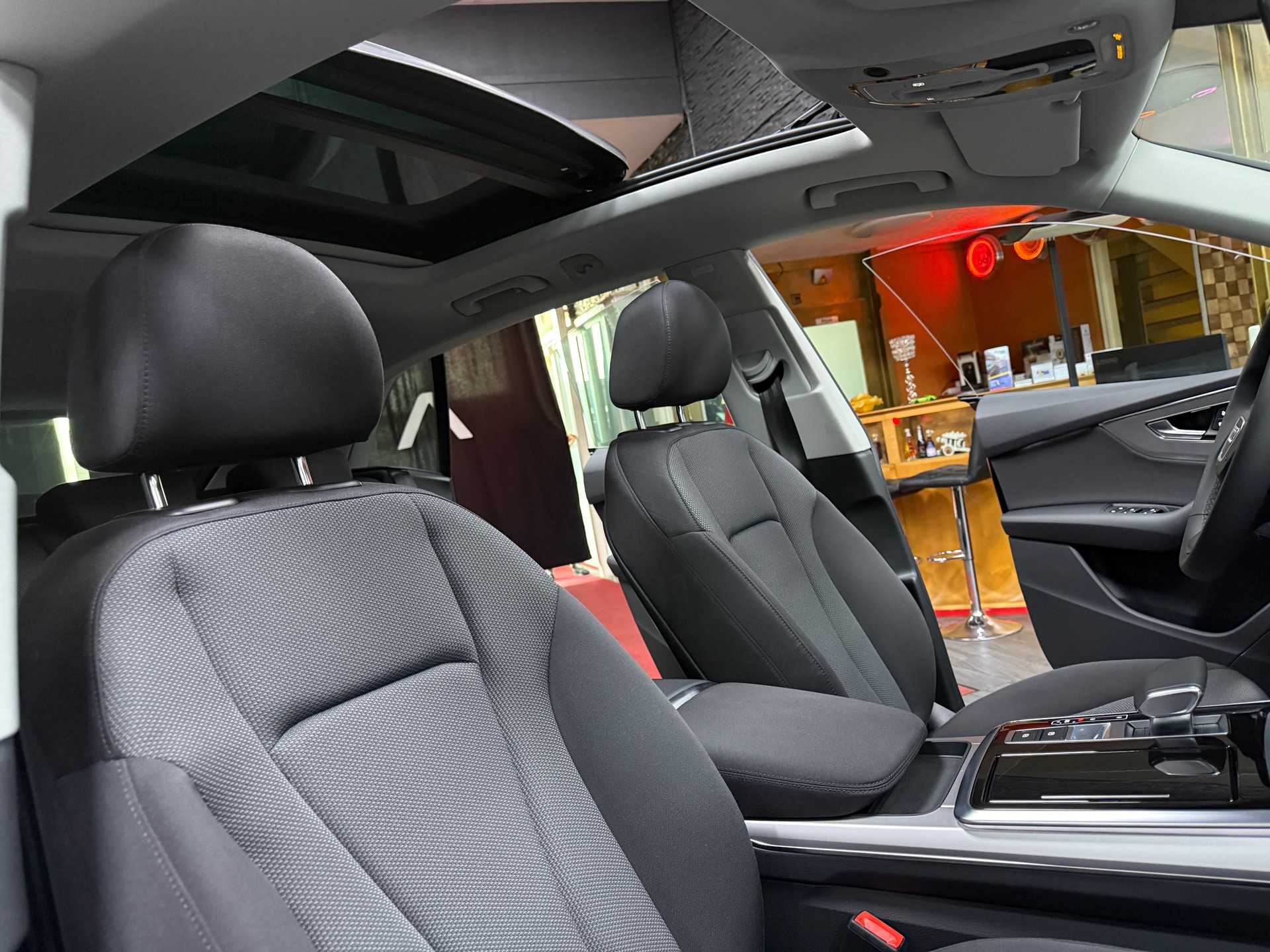 AUDI Q8 55 TFSI quattro tiptronic-image-8