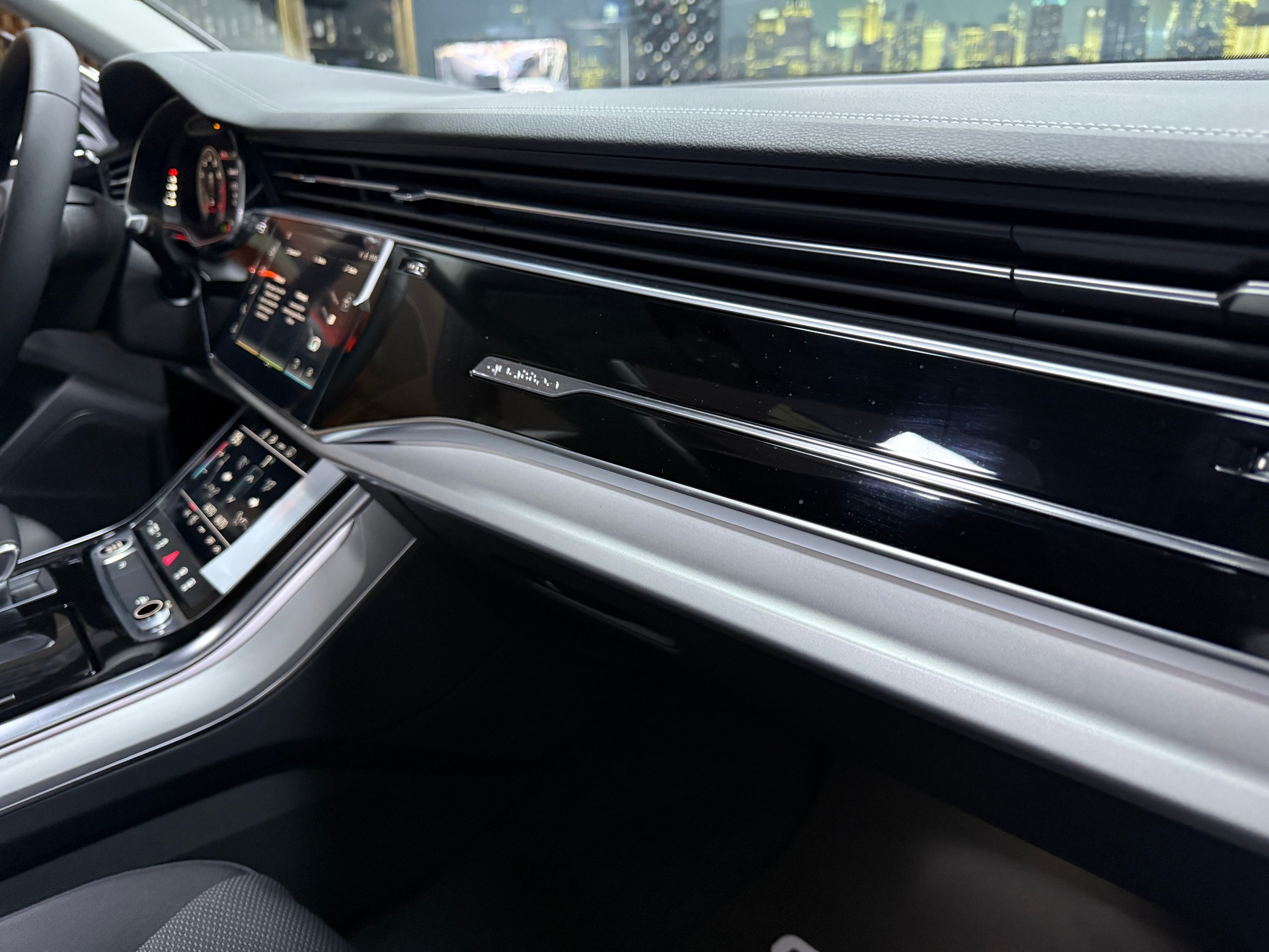 AUDI Q8 55 TFSI quattro tiptronic-image-12