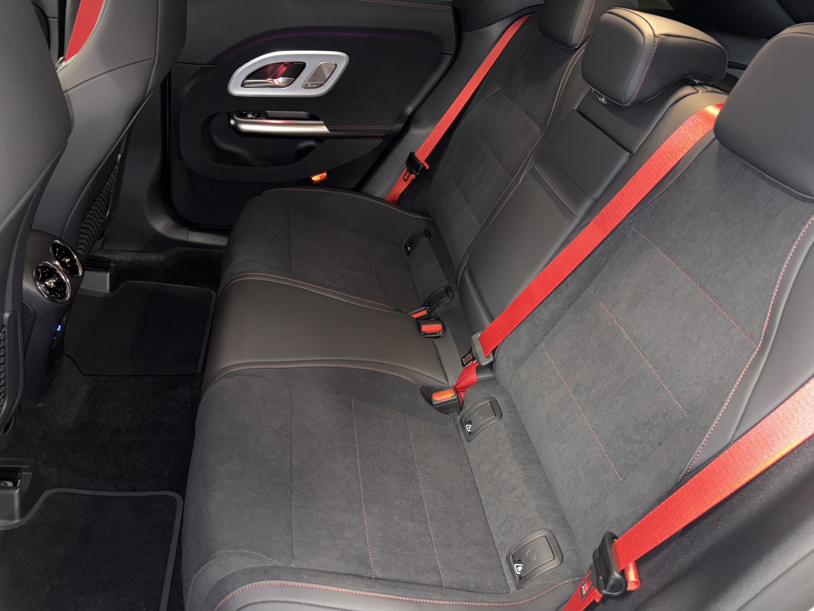 MERCEDES-BENZ CLA 220 4M Shooting Brake-image-10