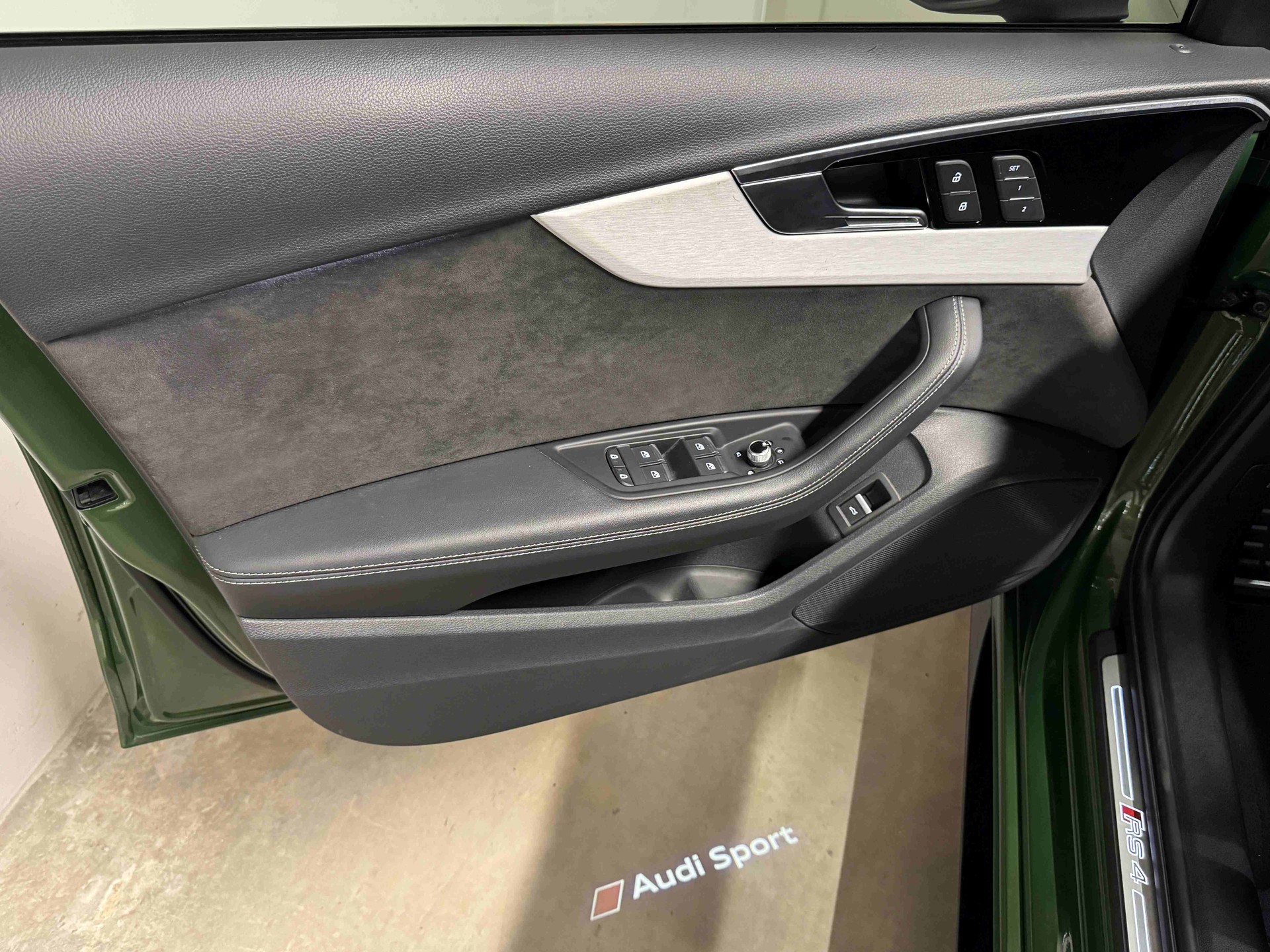 AUDI RS4 Avant quattro tiptronic-image-12