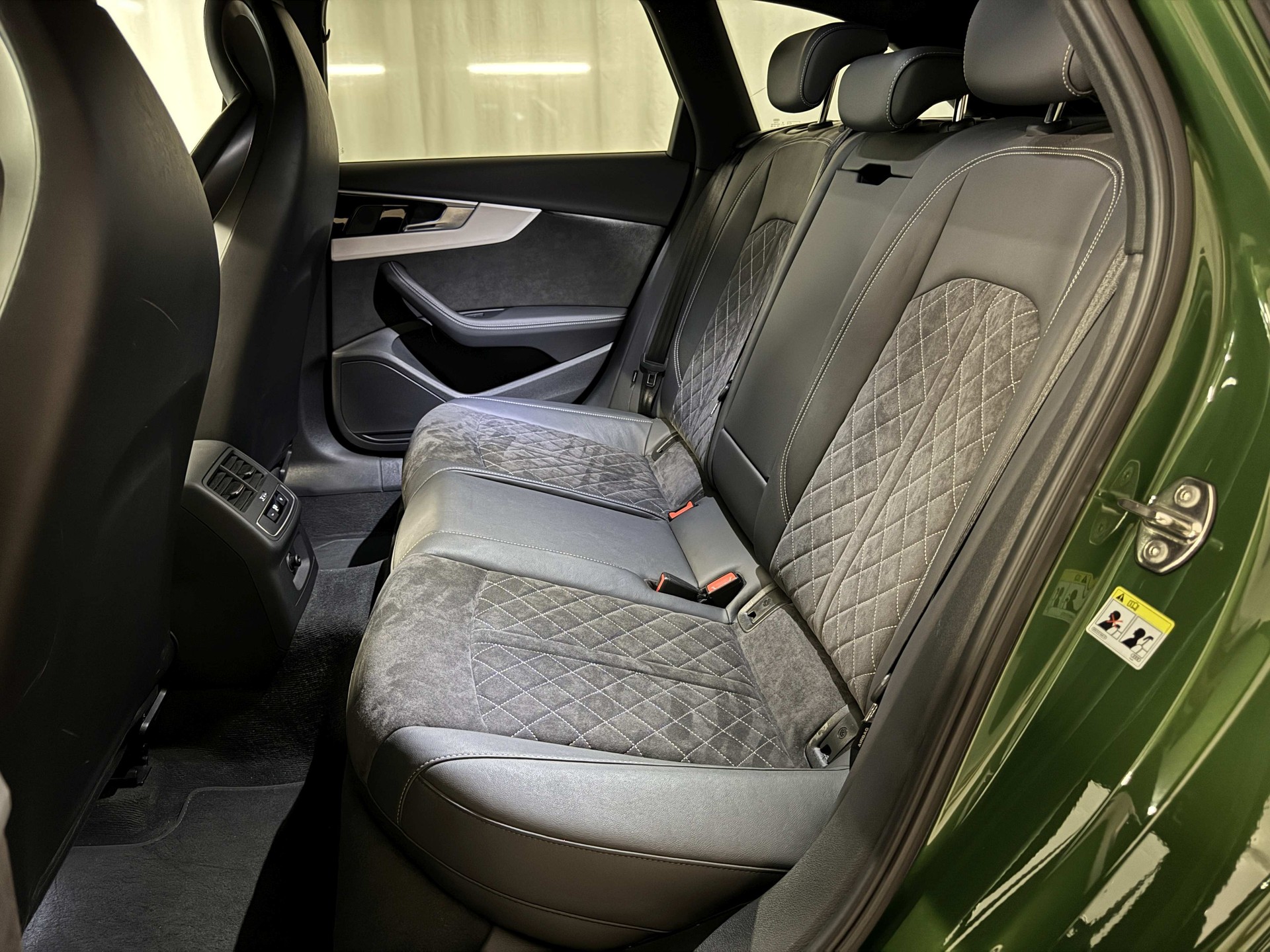 AUDI RS4 Avant quattro tiptronic-image-13