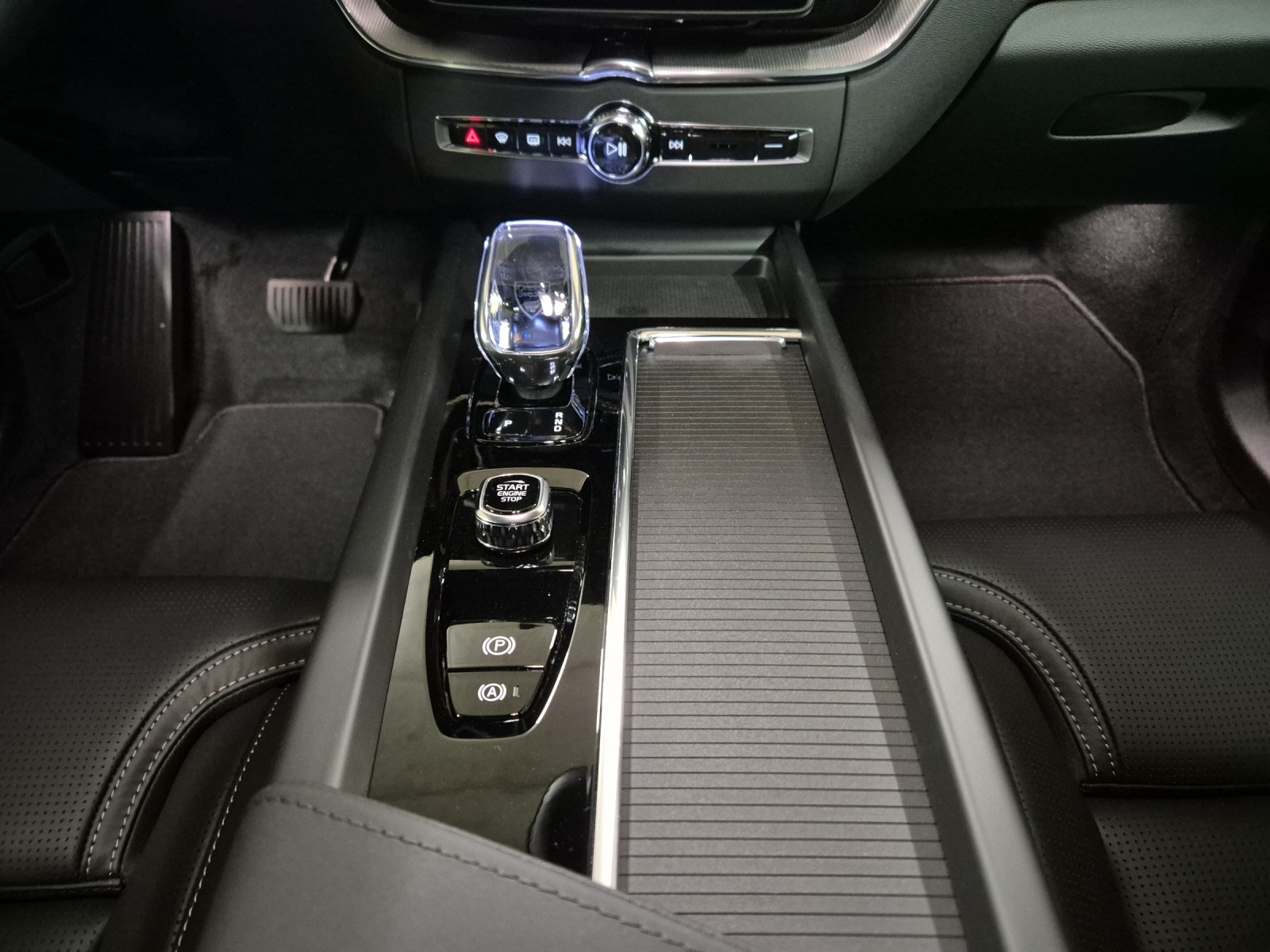 VOLVO XC60 2.0 B5 MH Black Edition AWD-image-13