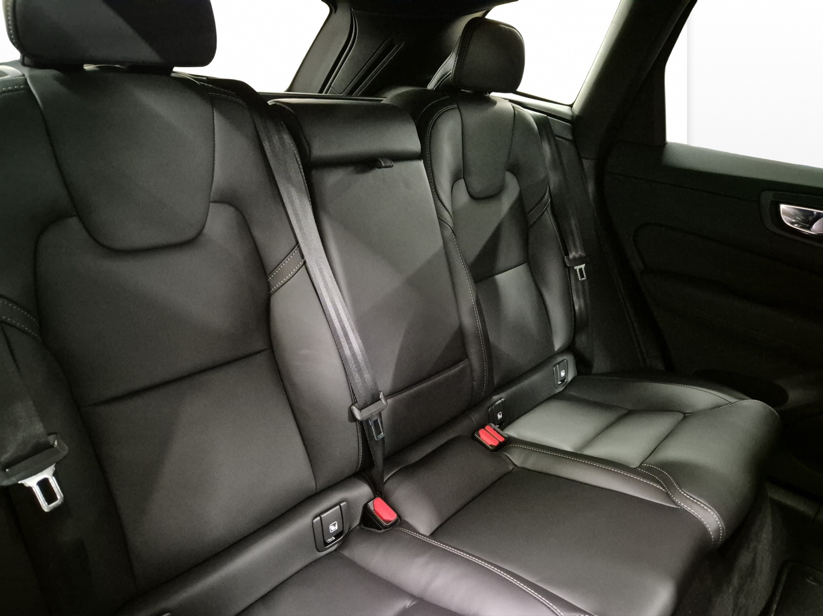 VOLVO XC60 2.0 B5 MH Black Edition AWD-image-16