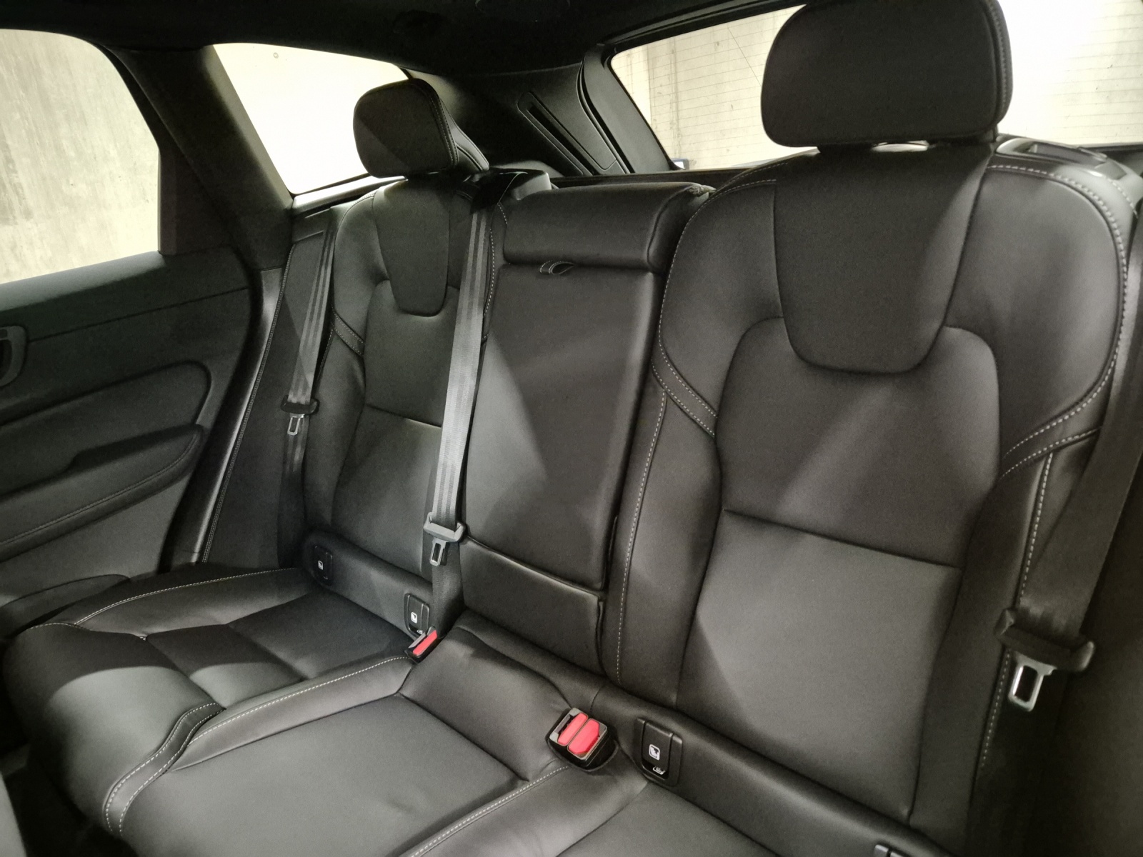 VOLVO XC60 2.0 B5 MH Black Edition AWD-image-11
