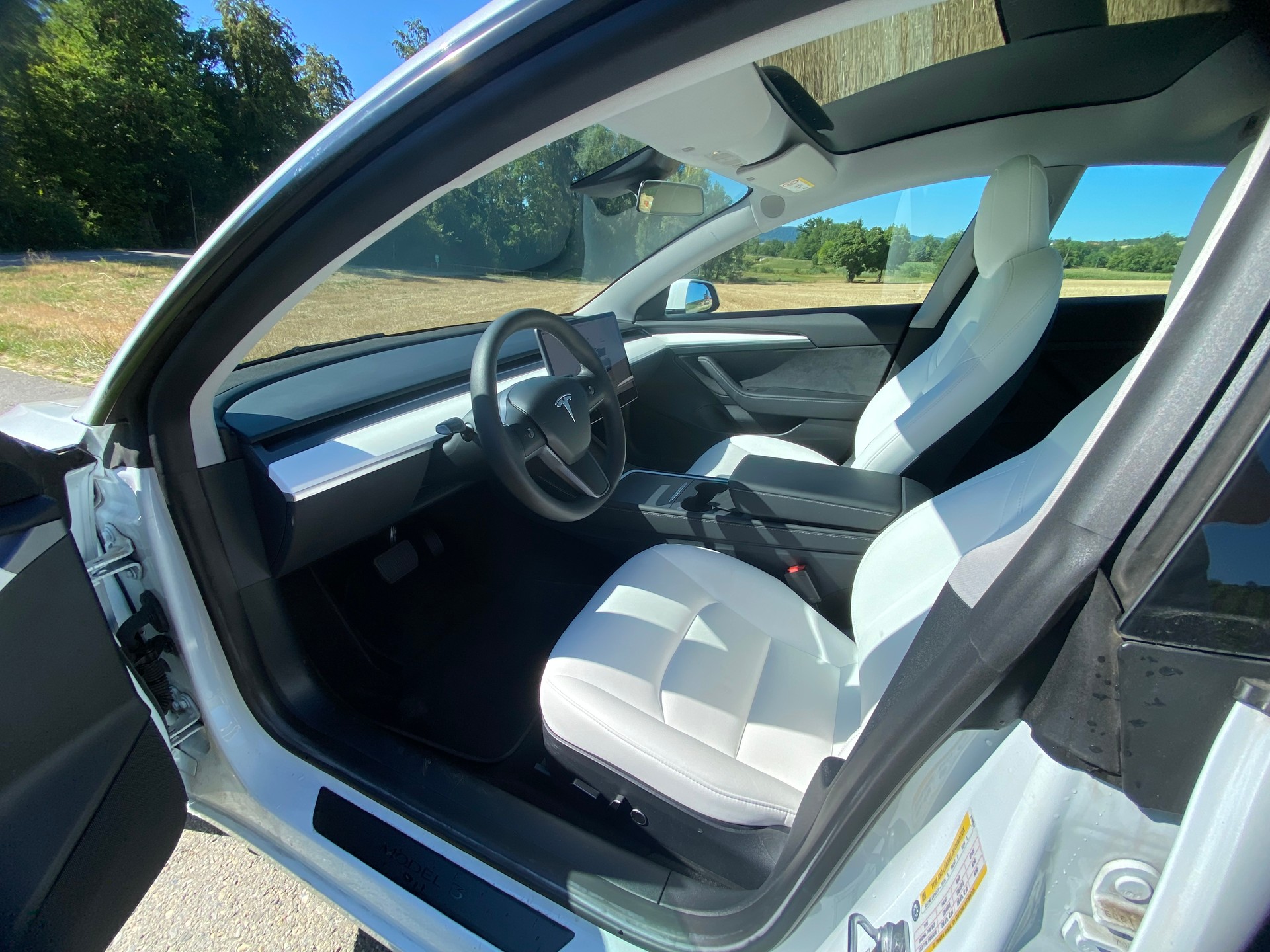 TESLA Model 3-image-9