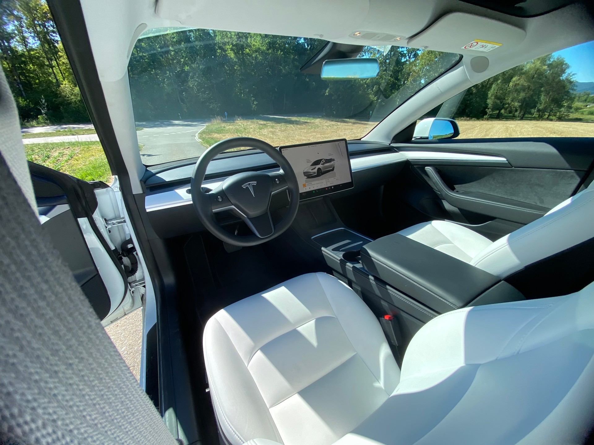 TESLA Model 3-image-10