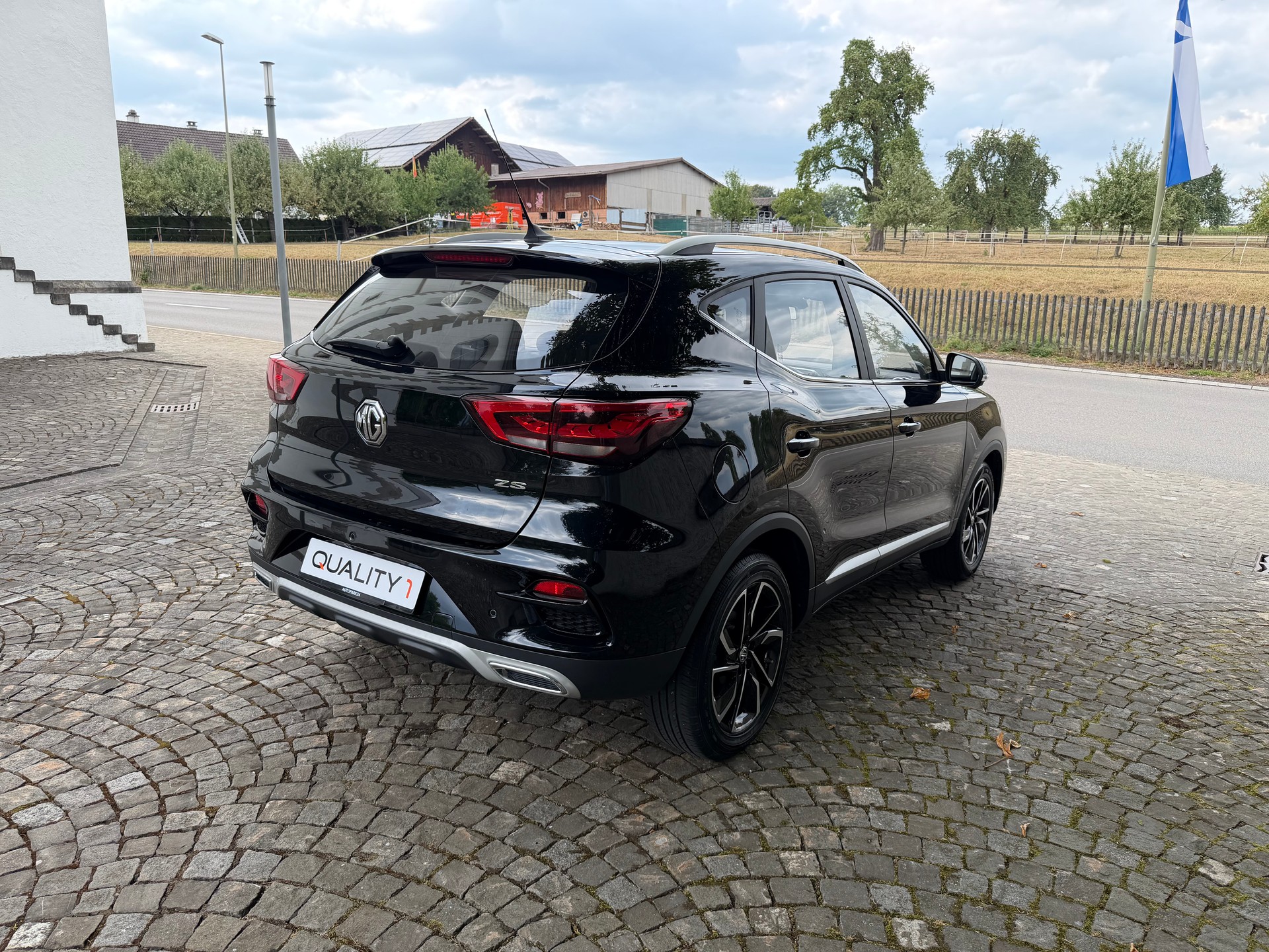 MG ZS 1.5 Luxury / Ab MFK / Service gepflegt / 7 Jahre Werksgarantie / Leder / Navi / 360 / LED / Apple CarPlay/Tempomat/8 Fach/DAB-image-4