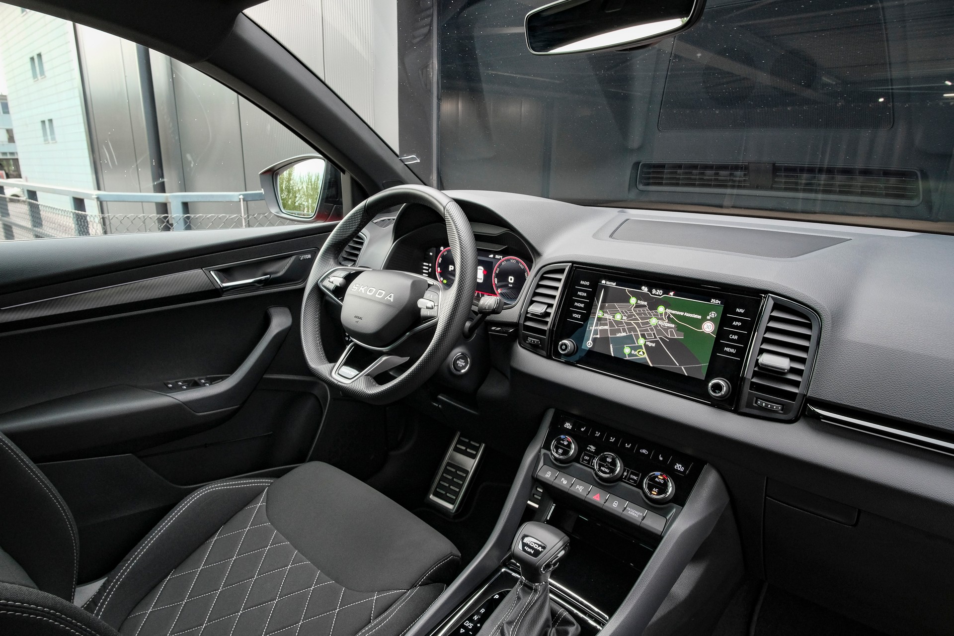 SKODA Karoq 2.0 TSI SportLine 4x4 DSG-image-13