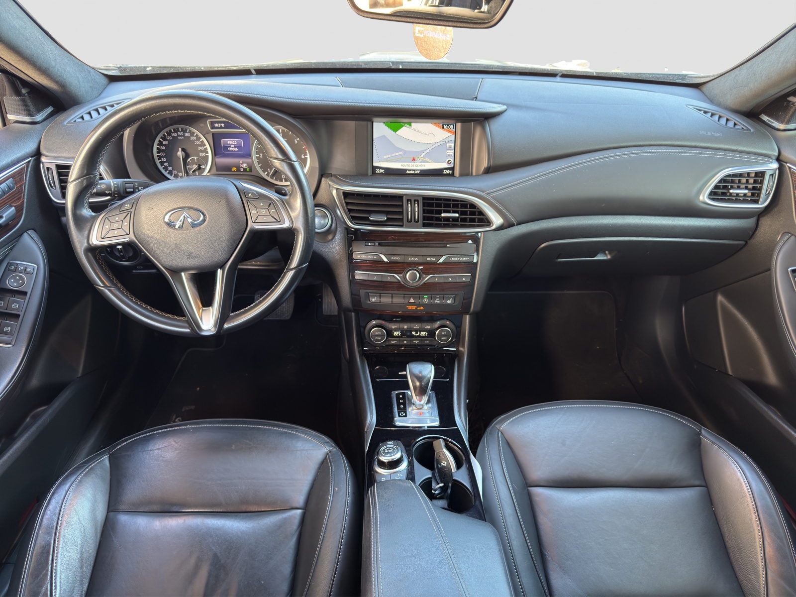 INFINITI Q30 2.2d Premium Tech Gallery White AWD DCT-image-11